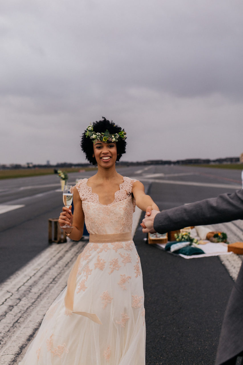 Hochzeitsfotograf Berlin-Heiraten alter Flughafen-Pilotenhochzeit-Brautjungfern Seidenkleid-Elfenkleid Brautkleid-Sektgar
