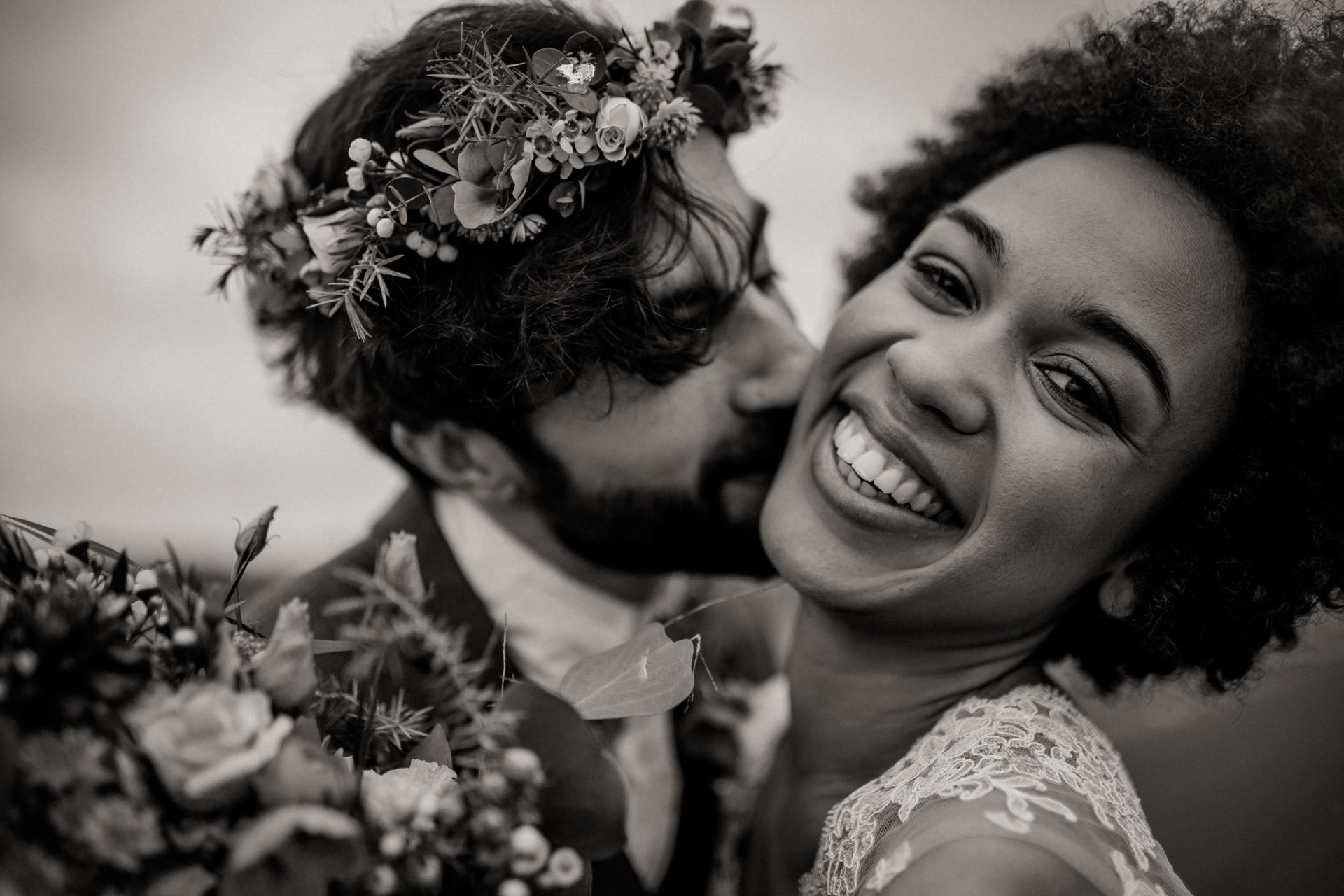 Hochzeitsfotograf Berlin-Heiraten alter Flughafen-Pilotenhochzeit-Brautjungfern Seidenkleid-Elfenkleid Brautkleid-my bro tie