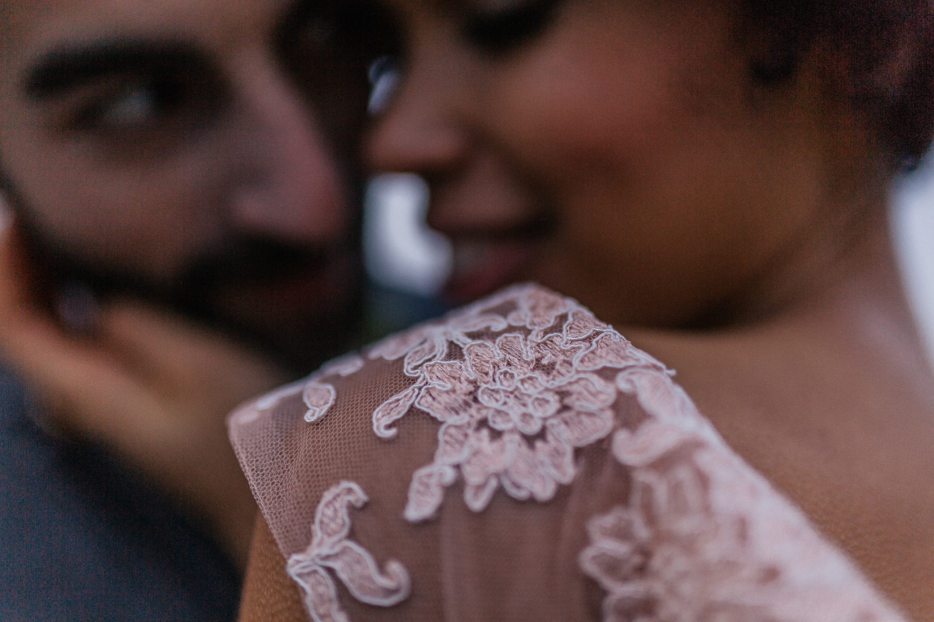 Hochzeitsfotograf Berlin-Heiraten alter Flughafen-Pilotenhochzeit-Seidenkleid-Elfenkleid Brautkleid-Gewitterhochzeit