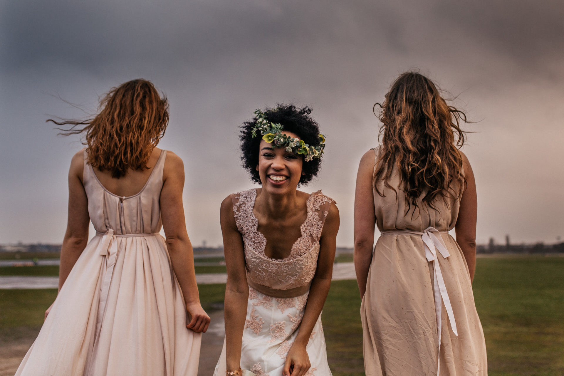 Hochzeitsfotograf Berlin-Heiraten alter Flughafen-Pilotenhochzeit-Seidenkleid-Elfenkleid Brautkleid-Gewitterhochzeit