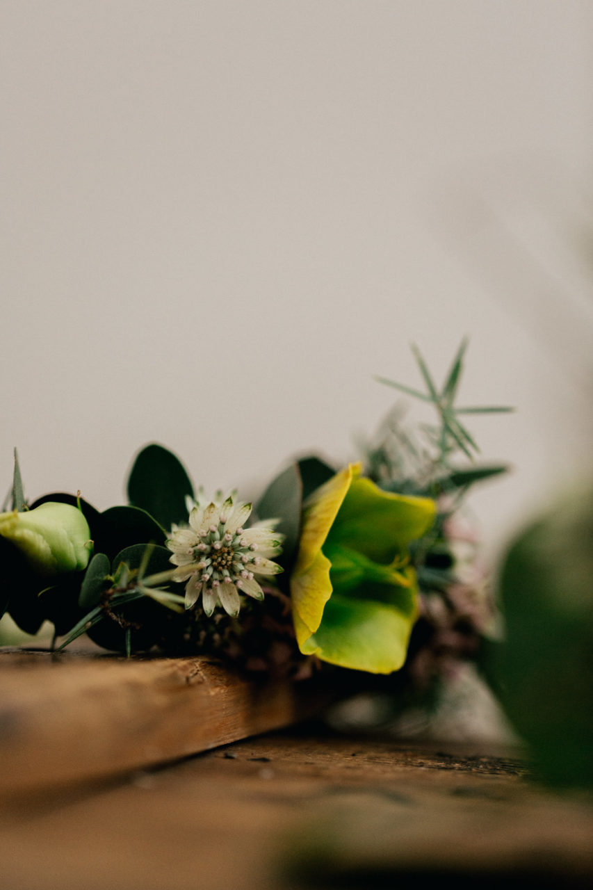 Hochzeitsfotograf Berlin-Heiraten alter Flughafen-Pilotenhochzeit-Braut make up-elfenkleid-elopement Berlin-eukalyptus Brautstrauß