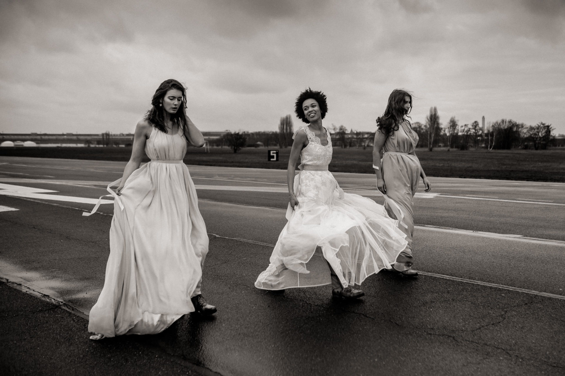 Hochzeitsfotograf Berlin-Heiraten alter Flughafen-Pilotenhochzeit-Brautjungfern Seidenkleid-Elfenkleid Brautkleid