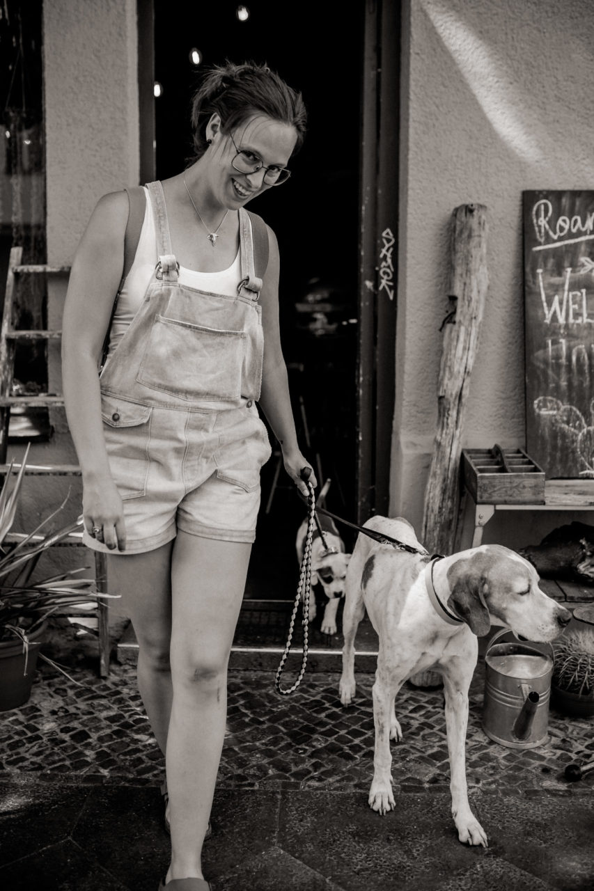 dog photographer berlin-american bulldog puppy-pet photographer-natural dog portrait-berlin with dogs-roamers coffee