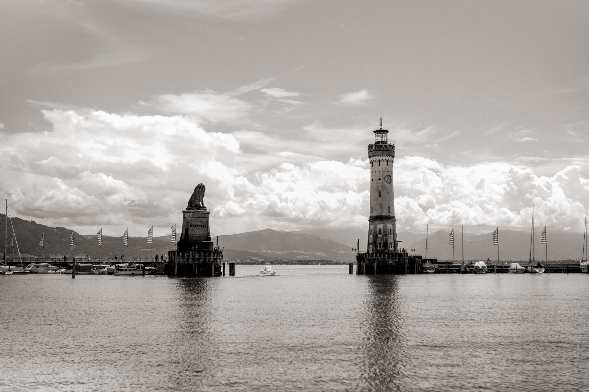Hochzeitsfotograf Österreich-Bodensee Verlobungsbilder-Lindau Paarshooting-ungestellte portraits-kreative Hochzeitsreportagen-Bodenseehochzeit