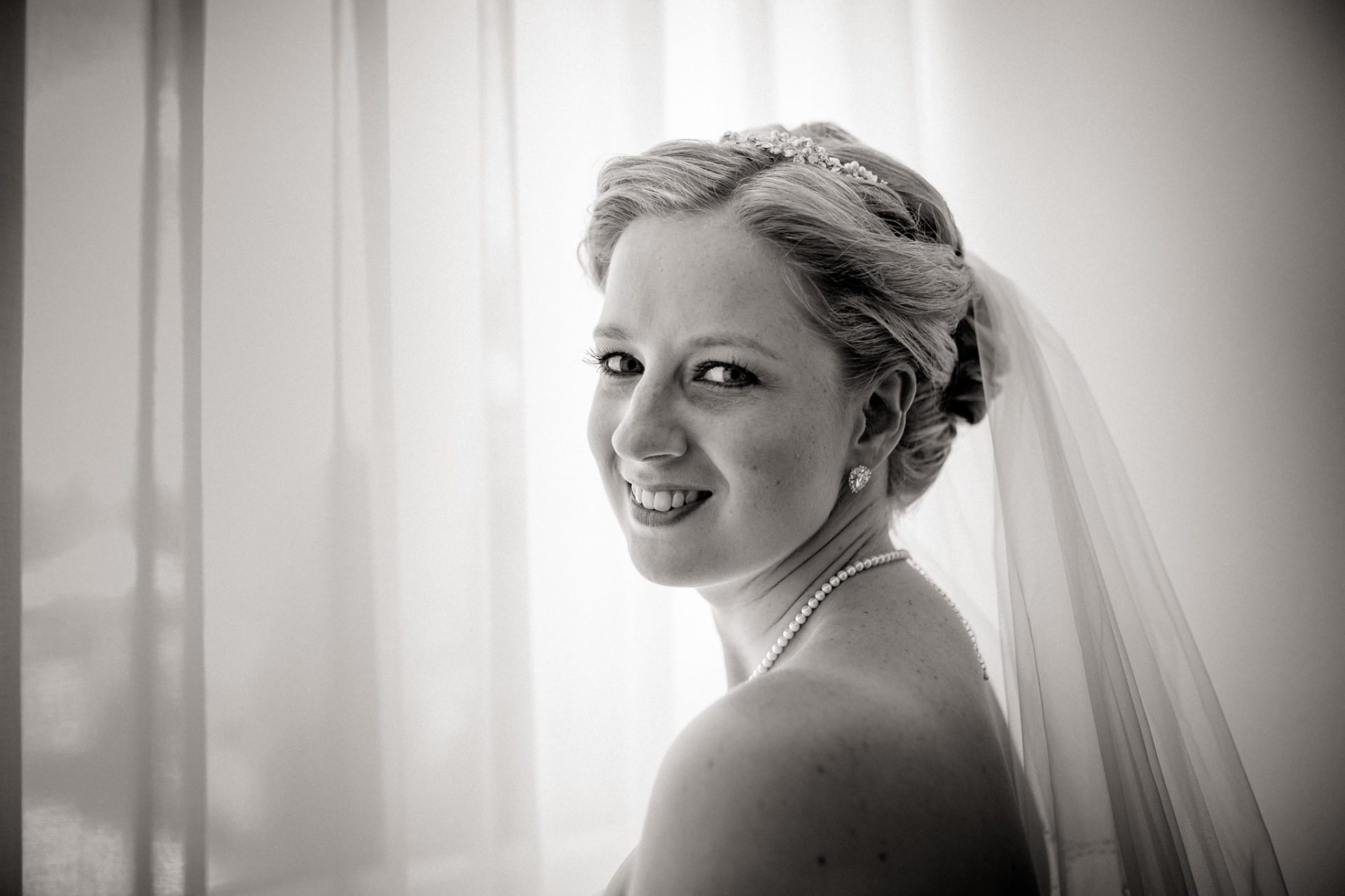 Hochzeitsfotograf Burg Stettenfels-heiraten Heilbronn-Schwarzwaldhochzeit-Burgen Württemberg-hochzeitsreportage-braut portrait-getting ready