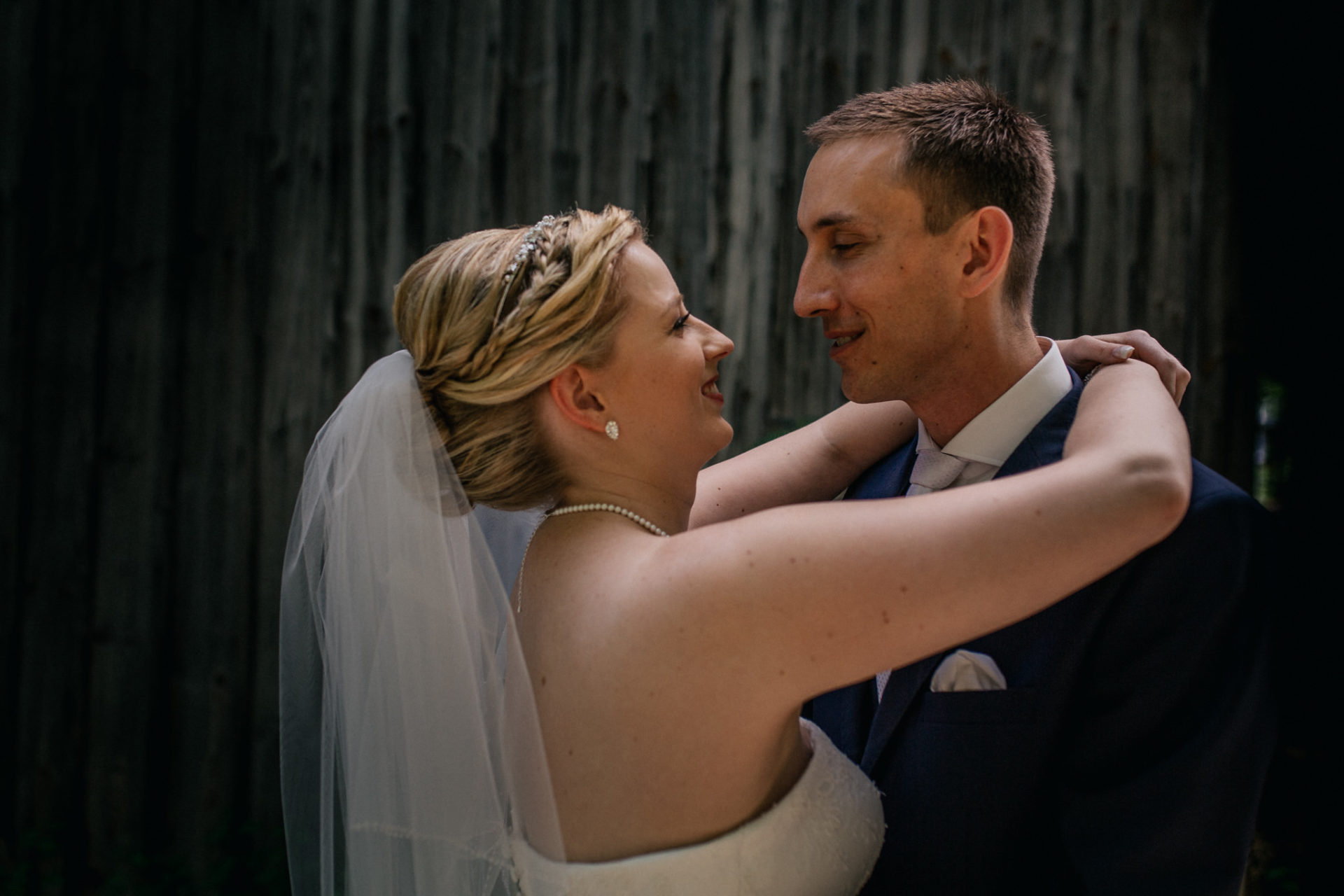 Hochzeitsfotograf Burg Stettenfels-heiraten Heilbronn-Schwarzwaldhochzeit-Burgen Württemberg-Brautpaar Portraits-hochzeitsreportage-First Look Braut
