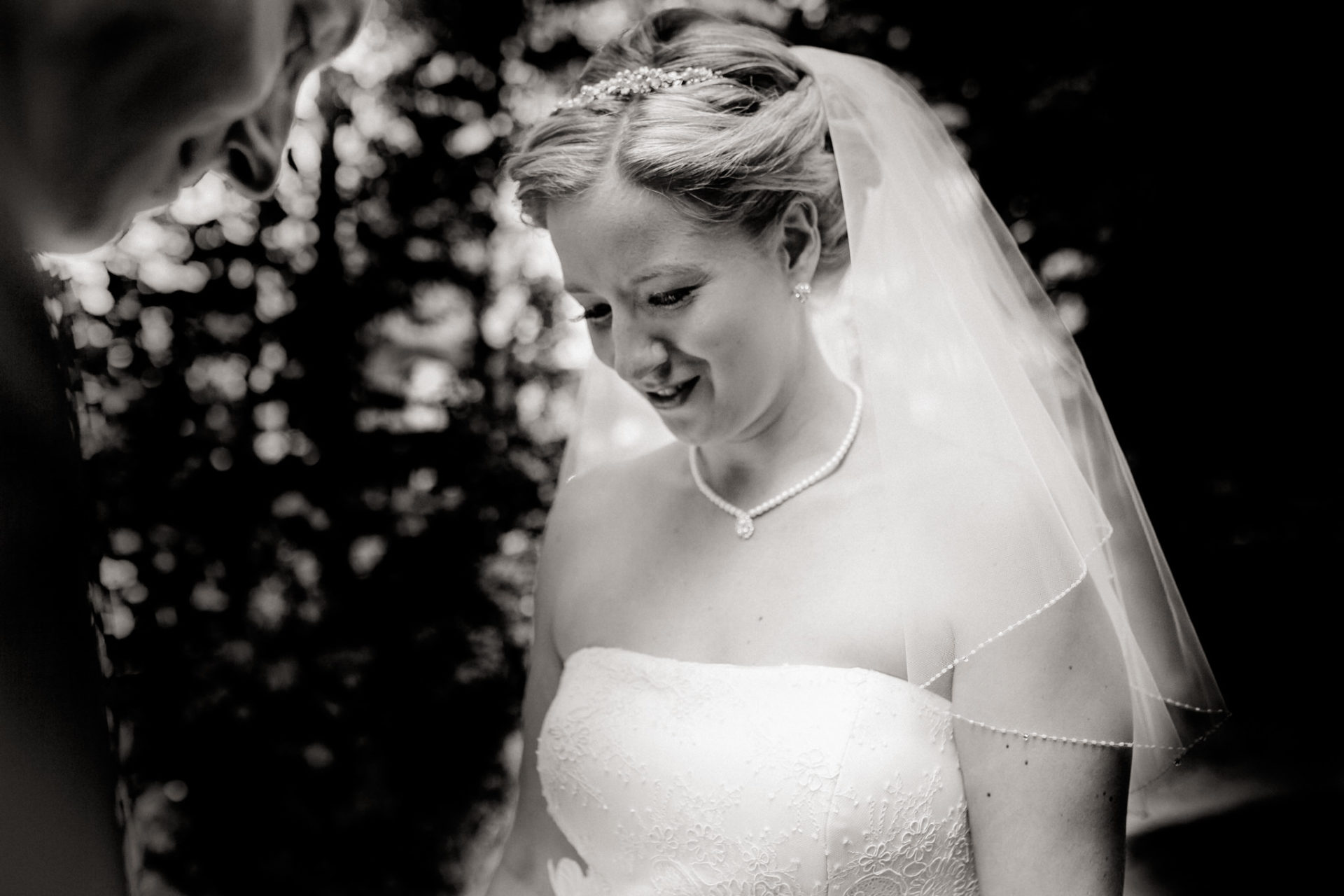 Hochzeitsfotograf Burg Stettenfels-heiraten Heilbronn-Schwarzwaldhochzeit-Burgen Württemberg-Brautpaar Portraits-hochzeitsreportage-First Look Braut
