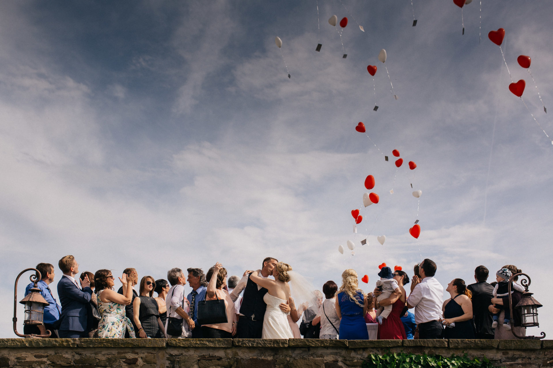 Hochzeitsfotograf Burg Stettenfels-heiraten Heilbronn-Schwarzwaldhochzeit-Burgen Württemberg-Braut Portraits-kreative Hochzeitsfotos-Luftballons steigen lassen
