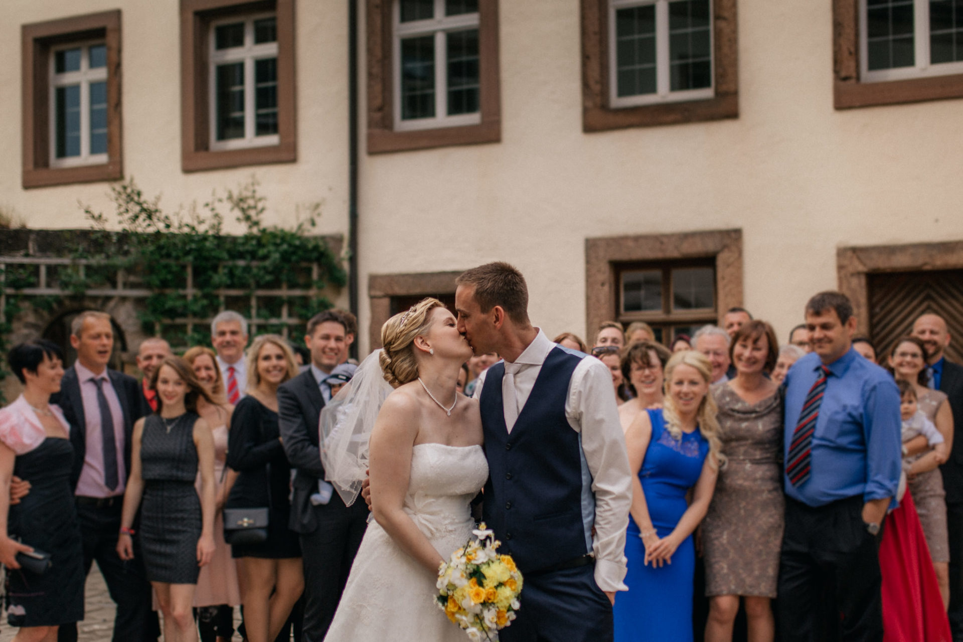 Hochzeitsfotograf Burg Stettenfels-heiraten Heilbronn-Schwarzwaldhochzeit-Burgen Württemberg-Braut Portraits-kreative Hochzeitsfotos-brautschleier