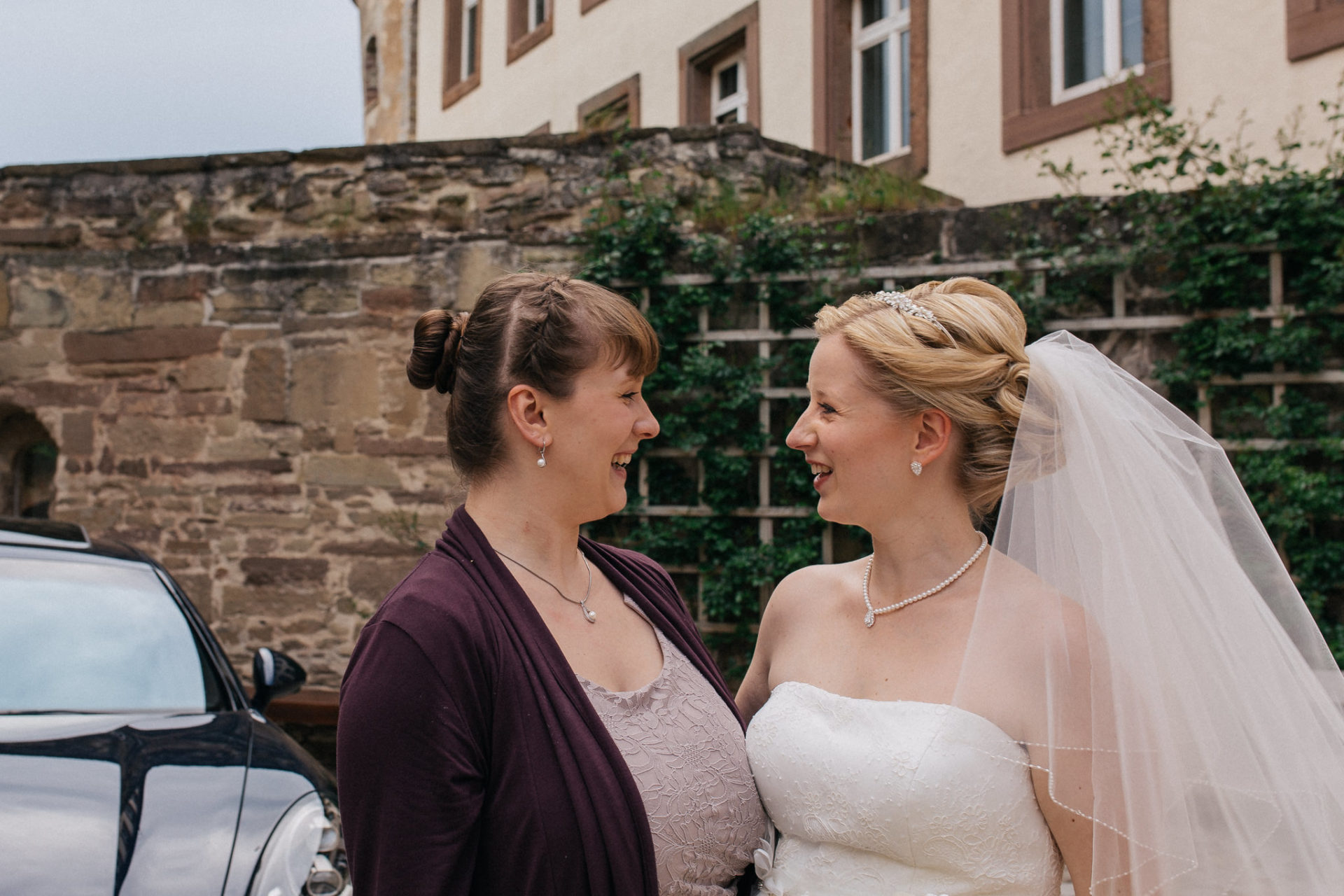 Hochzeitsfotograf Burg Stettenfels-heiraten Heilbronn-Schwarzwaldhochzeit-Burgen Württemberg-Braut Portraits-kreative Hochzeitsfotos-brautschleier