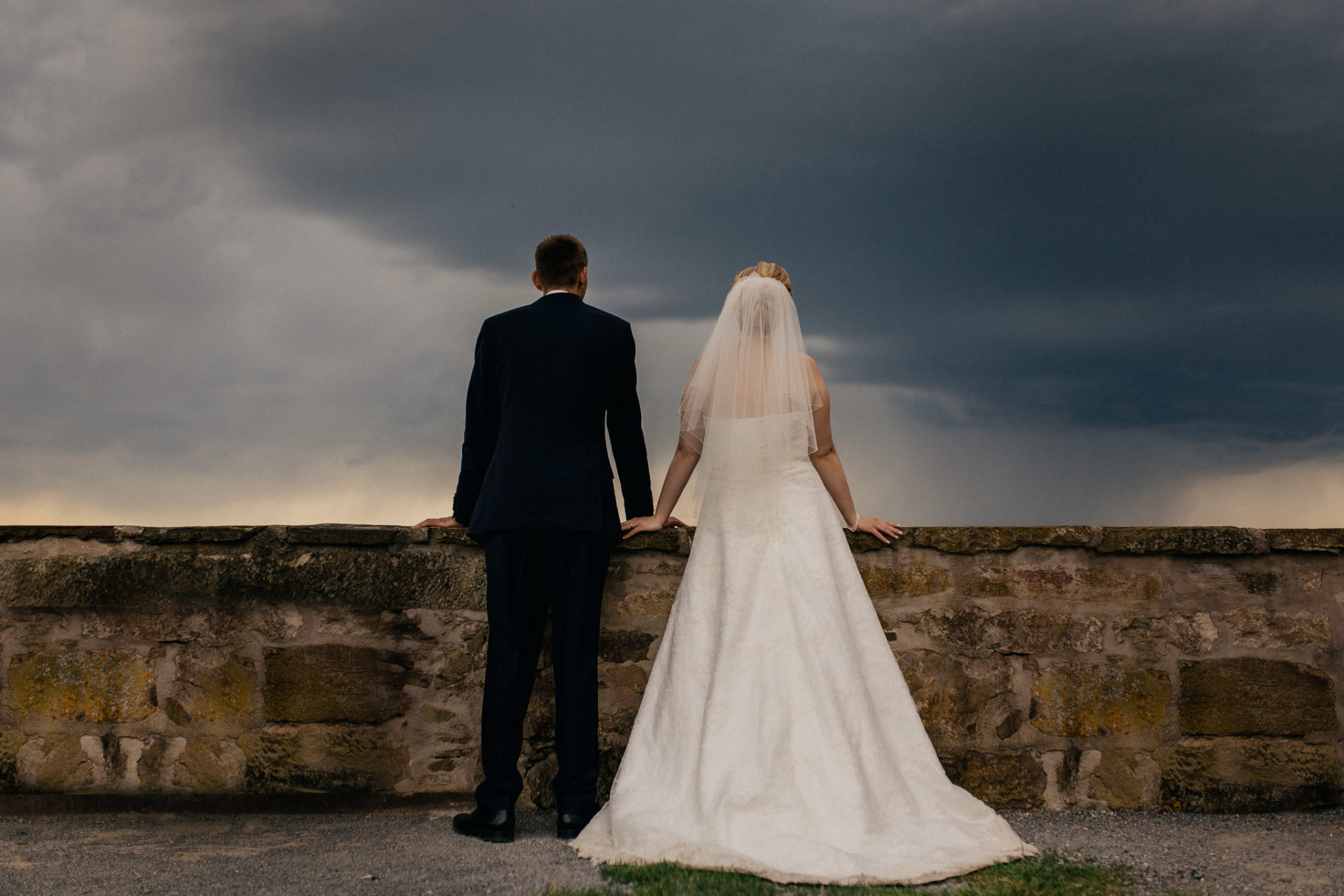 Hochzeitsfotograf Burg Stettenfels-heiraten Heilbronn-Schwarzwaldhochzeit-Burgen Württemberg-Brautpaar Portraits-kreative Hochzeitsfotos-Hochweit Gewitter-schleier