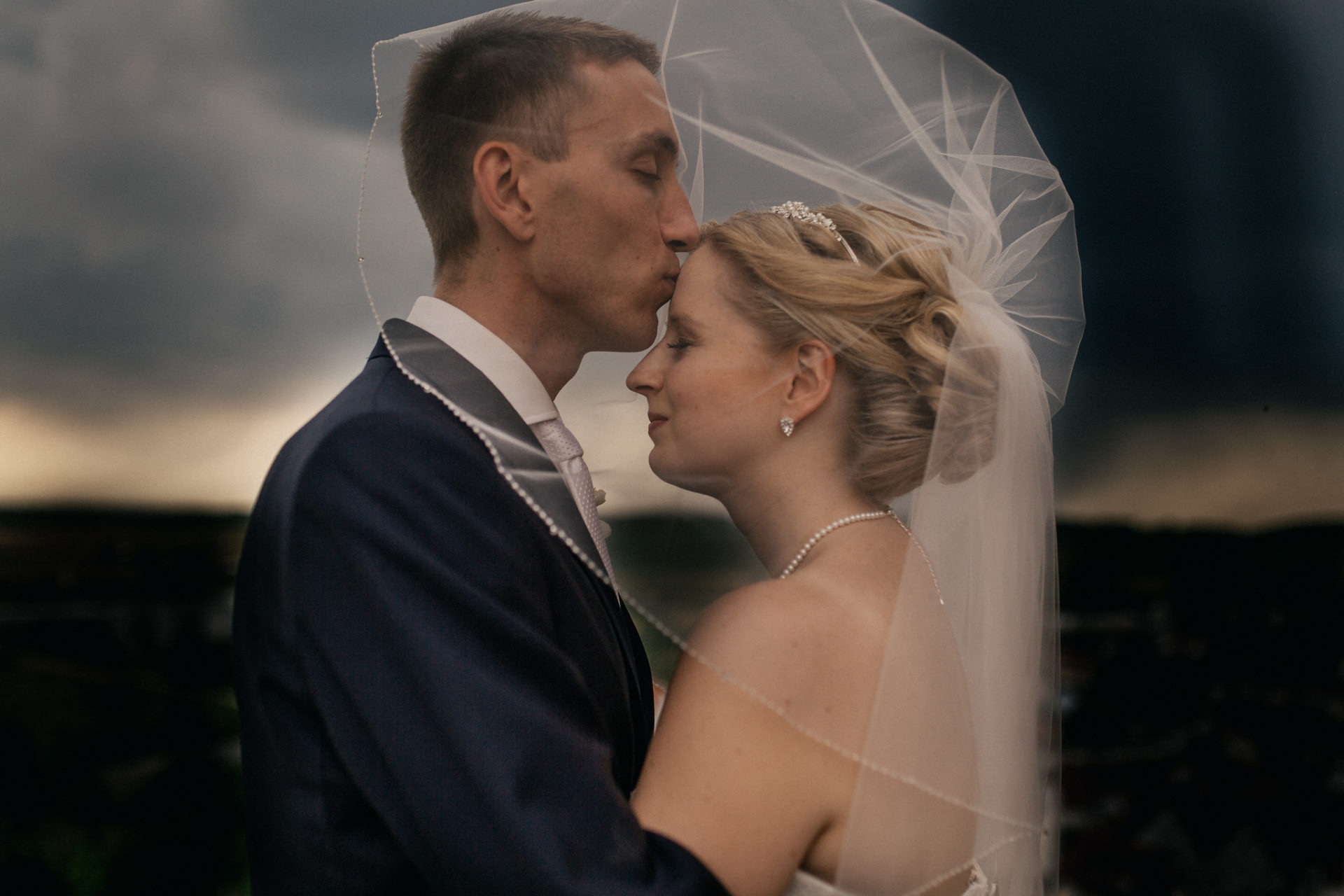 Hochzeitsfotograf Burg Stettenfels-heiraten Heilbronn-Schwarzwaldhochzeit-Burgen Württemberg-Brautpaar Portraits-kreative Hochzeitsfotos-Hochweit Gewitter-schleier