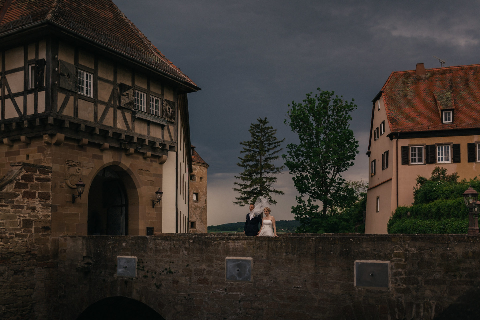 Hochzeitsfotograf Burg Stettenfels-heiraten Heilbronn-Schwarzwaldhochzeit-Burgen Württemberg-Braunpaar portraits-kreative Hochzeitsfotos