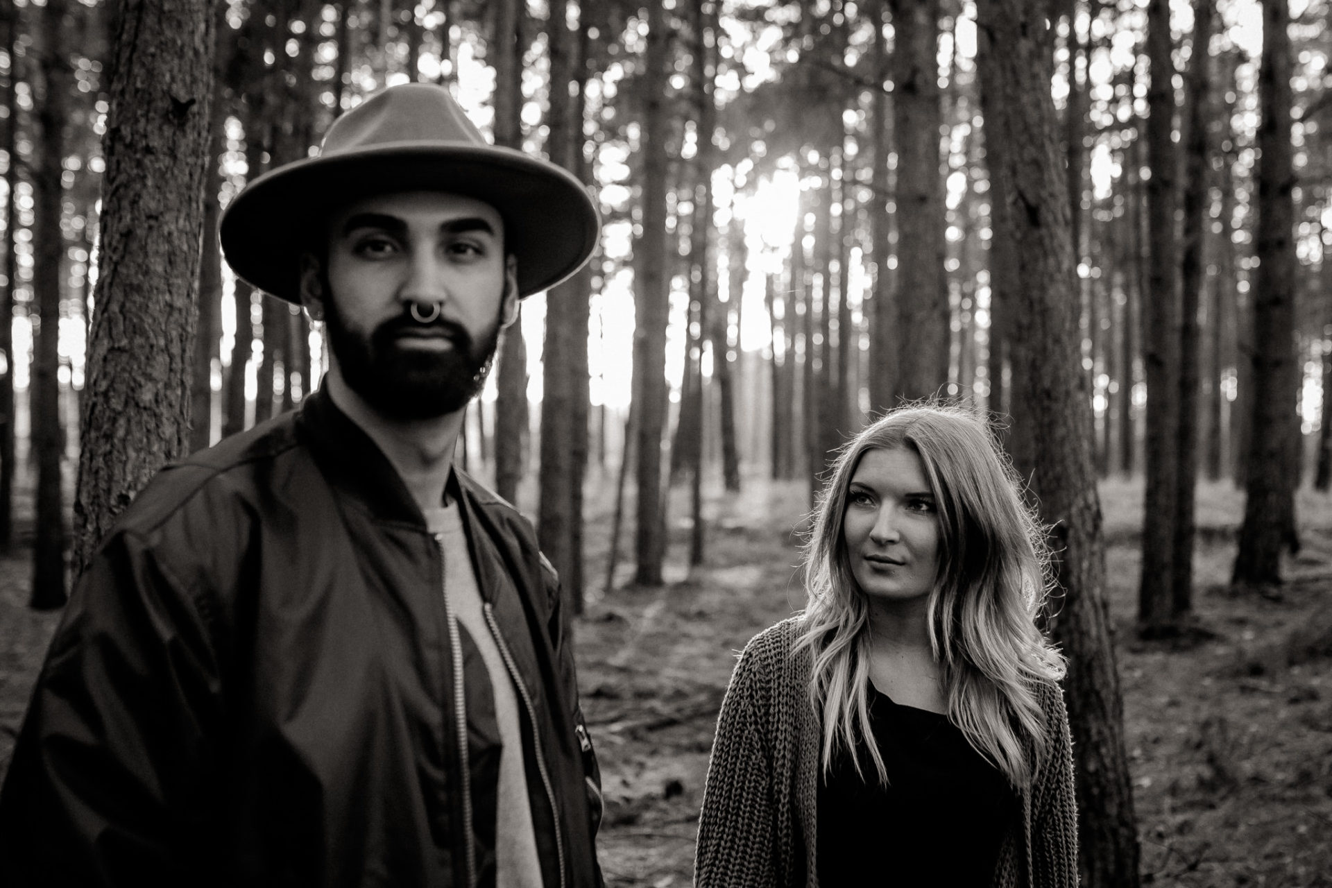 Verlobungsbilder-Hochzeitsfotograf Berlin-Paarshooting am See-Berliner Hipster Liebe-Strickjecke-Lenseflare Gegenlicht-Kuss-Intime portraits