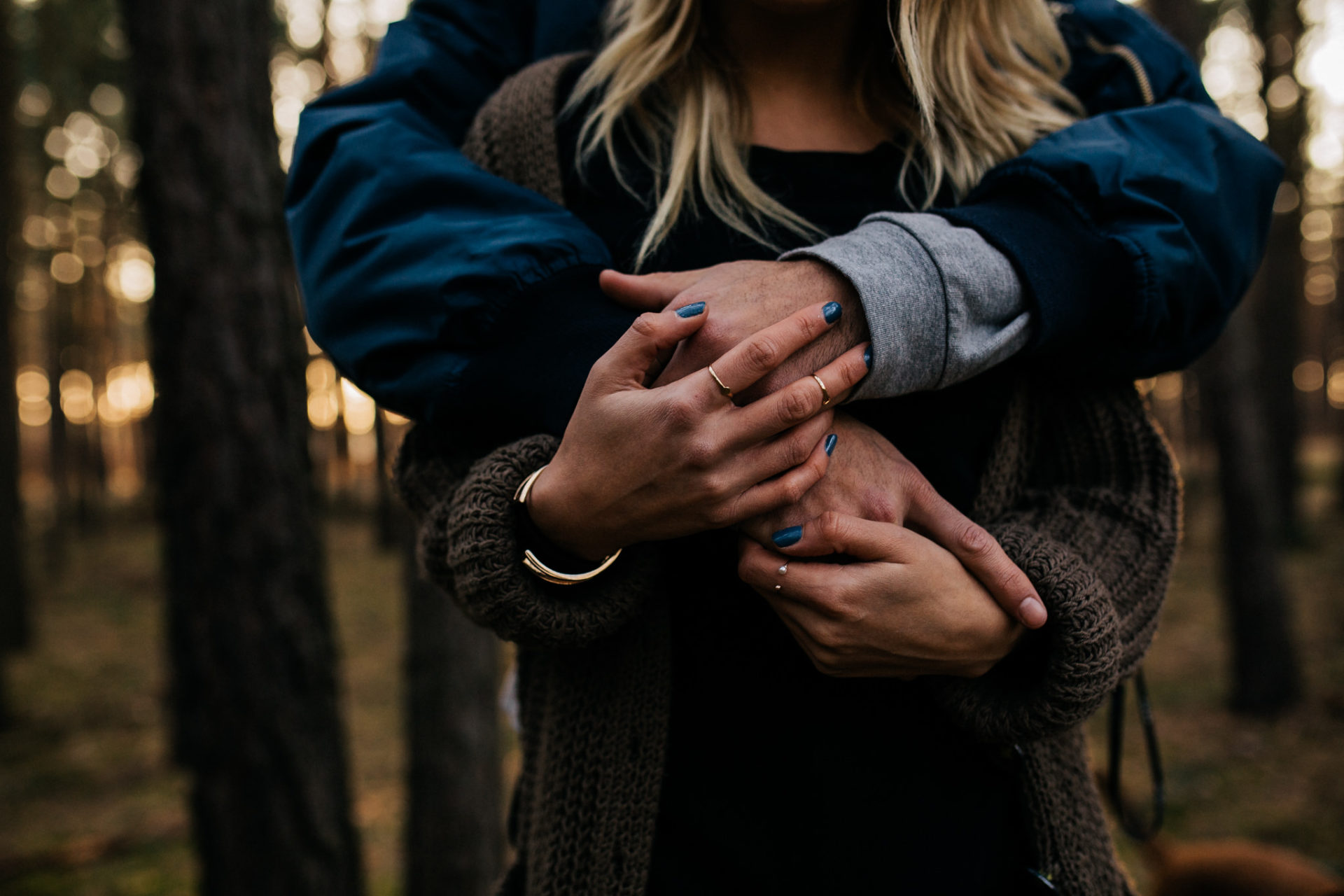 Verlobungsbilder-Hochzeitsfotograf Berlin-Paarshooting am See-Berliner Hipster Liebe-Strickjecke-naherholung berlin-badesee mit Hund-Nadelwälder