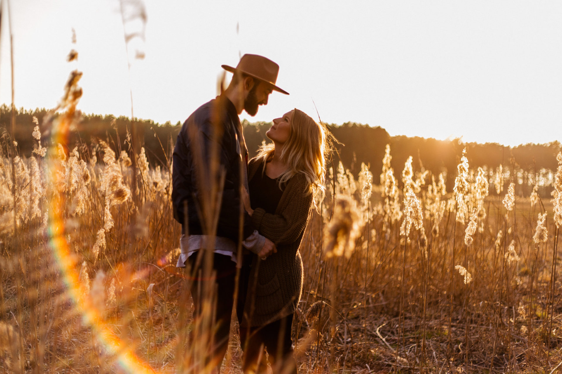 Verlobungsbilder-Hochzeitsfotograf Berlin-Paarshooting am See-Berliner Hipster Liebe-Strickjecke-intime portraits-kreativer Fotograf-Lens Flare Gegenlicht