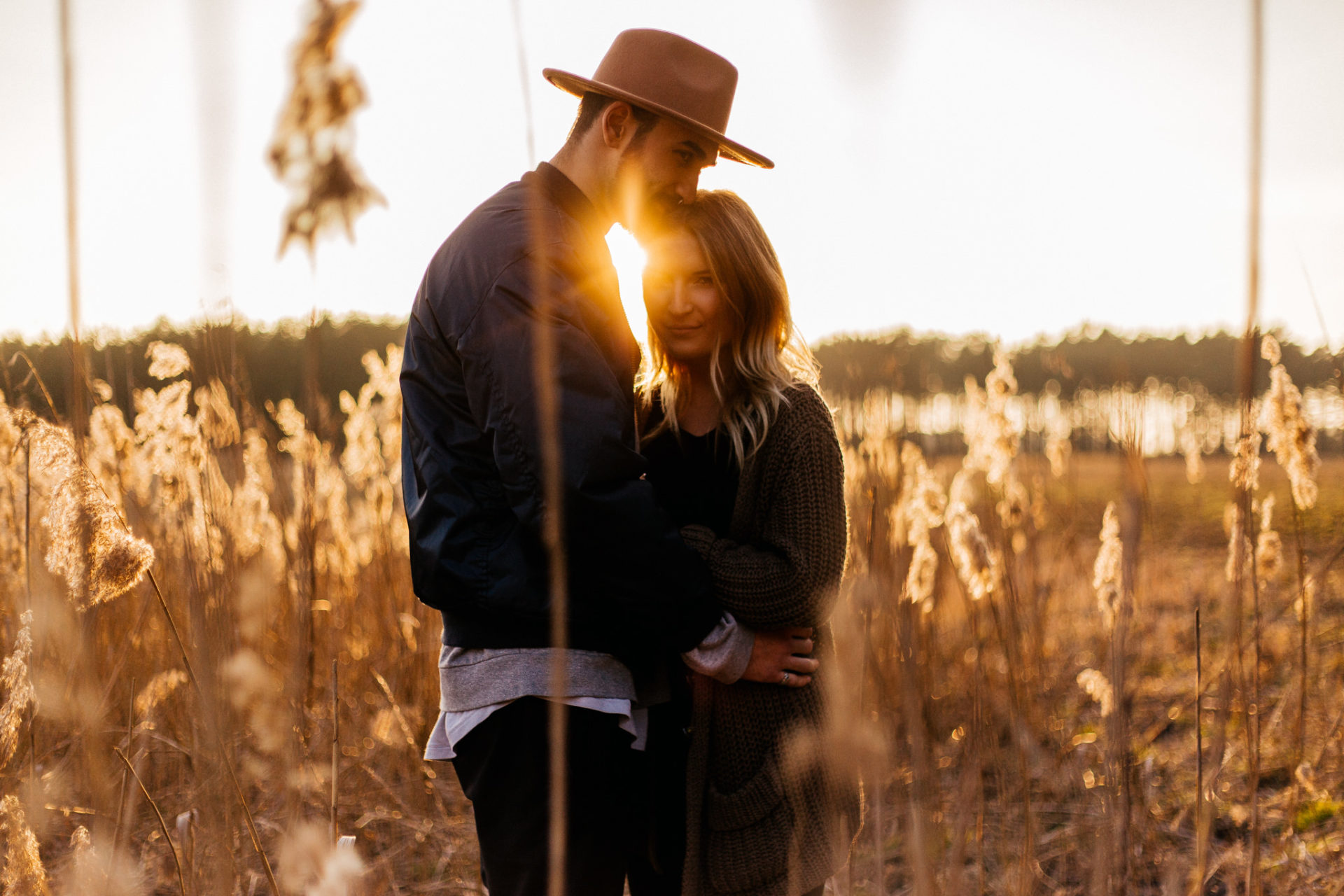 Verlobungsbilder-Hochzeitsfotograf Berlin-Paarshooting am See-Berliner Hipster Liebe-Strickjecke-intime portraits-kreativer Fotograf-Lens Flare Gegenlicht