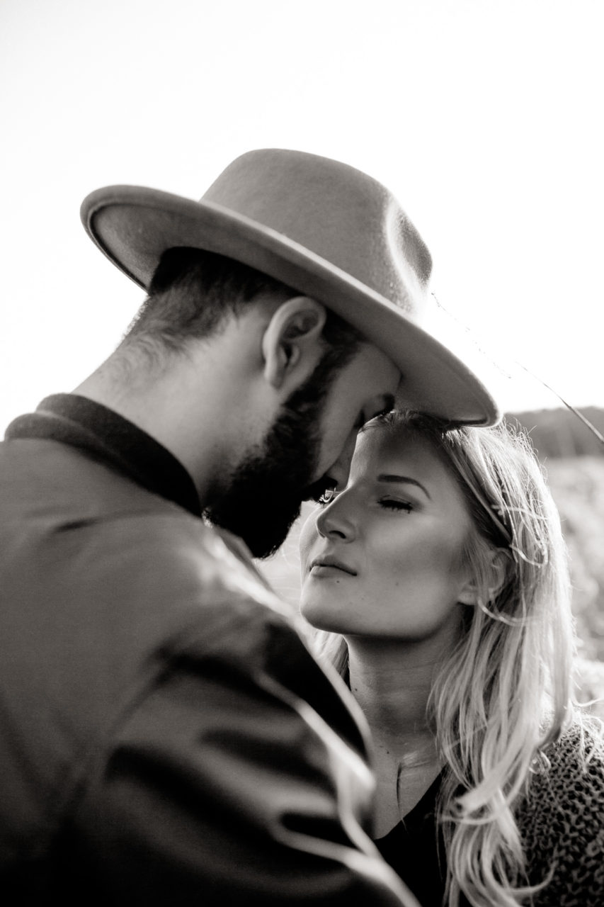 Verlobungsbilder-Hochzeitsfotograf Berlin-Paarshooting am See-Berliner Hipster Liebe-Strickjecke-intime portraits-kreativer Fotograf-schwarzweiß