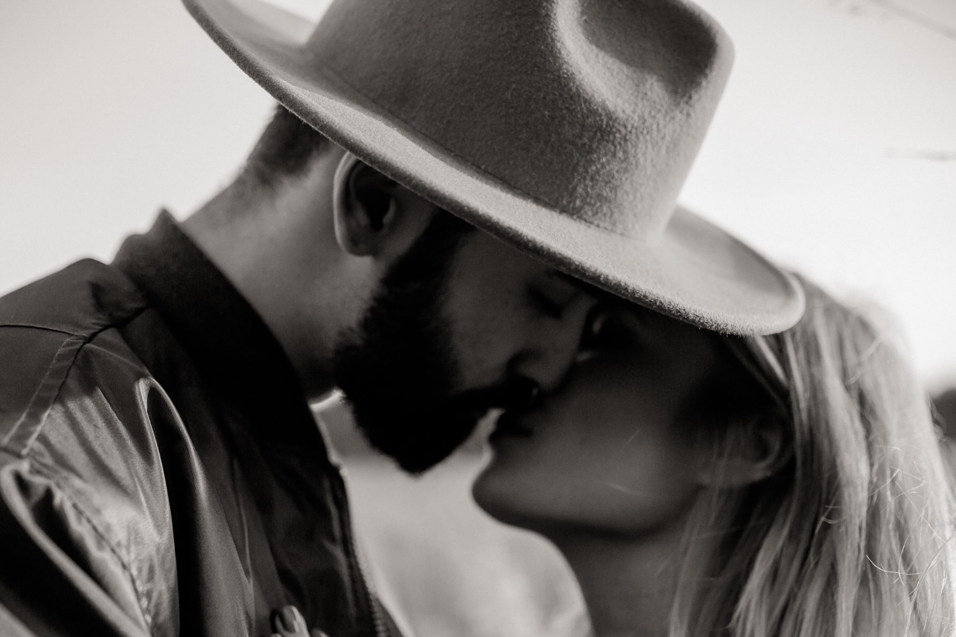 Verlobungsbilder-Hochzeitsfotograf Berlin-Paarshooting am See-Berliner Hipster Liebe-Strickjecke-ungestellte Portraits-natürliche Hochzeitsbilder-Elopement Norddeutschland