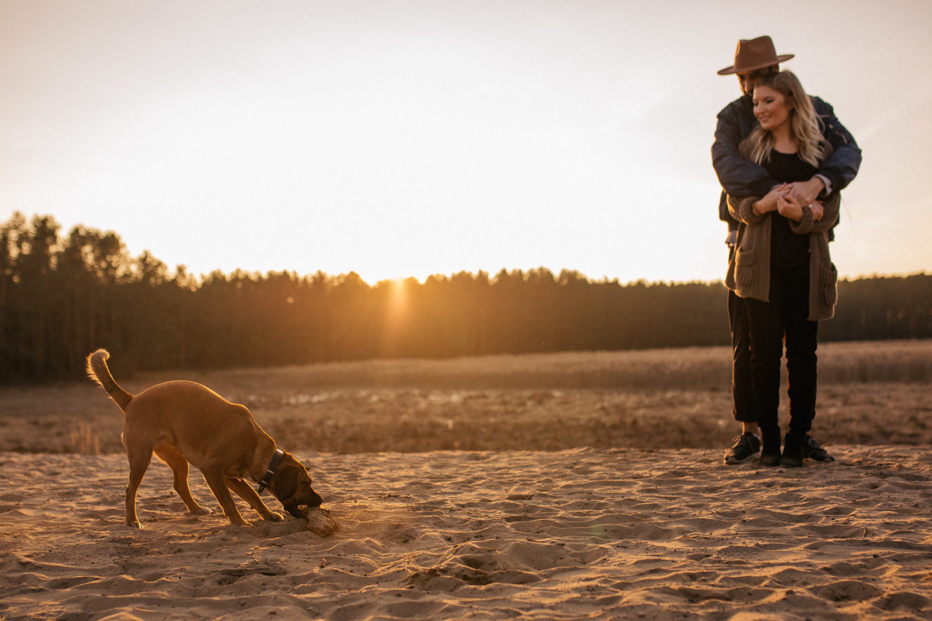 Verlobungsbilder-Hochzeitsfotograf Berlin-Paarshooting am See-Berliner Hipster Liebe-Strickjecke-naherholung berlin-badesee mit Hund-sanddünen