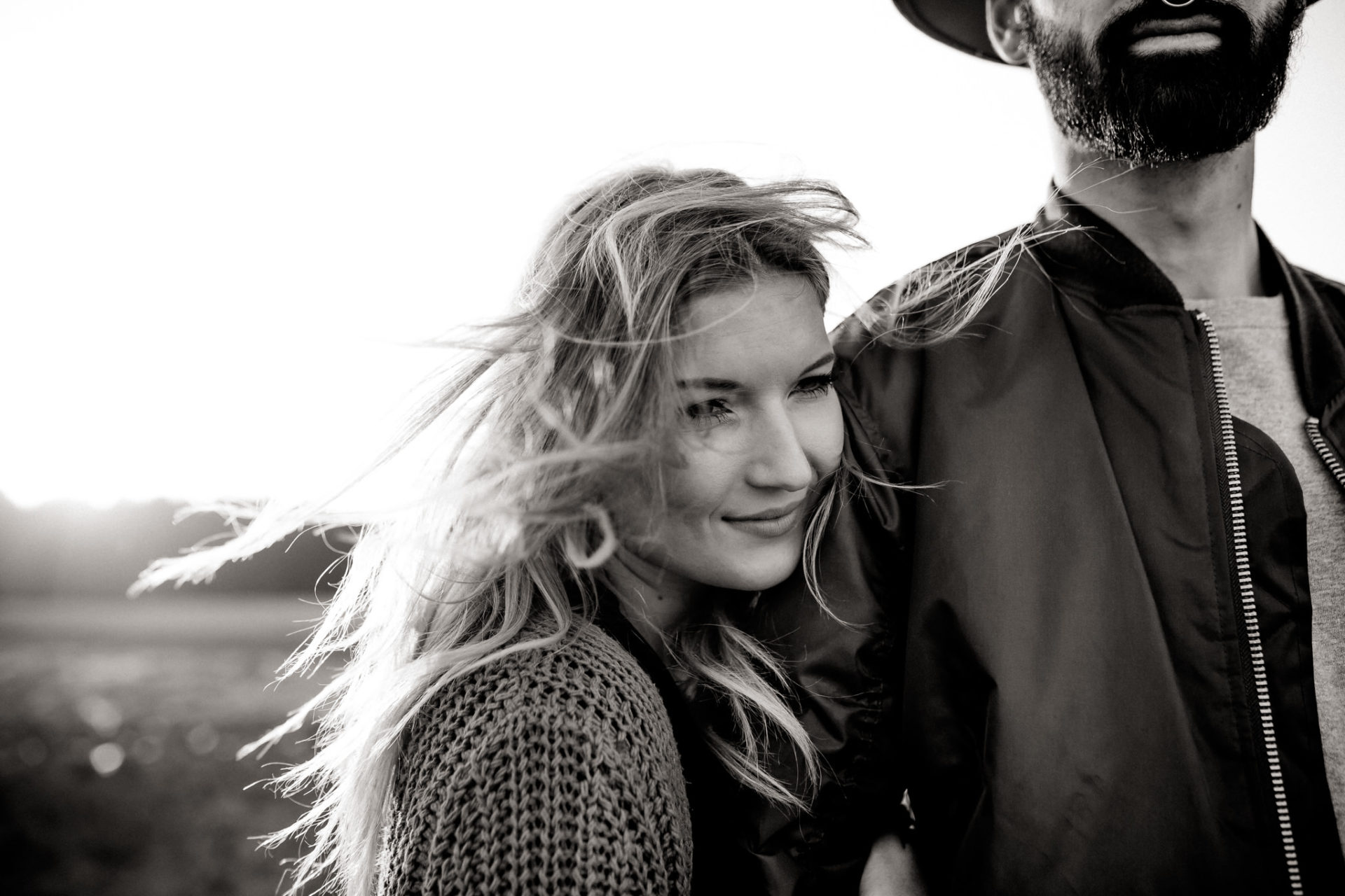 Verlobungsbilder-Hochzeitsfotograf Berlin-Paarshooting am See-Berliner Hipster Liebe-Strickjecke-ungestellte Portraits-natürliche Hochzeitsbilder-Elopement Norddeutschland