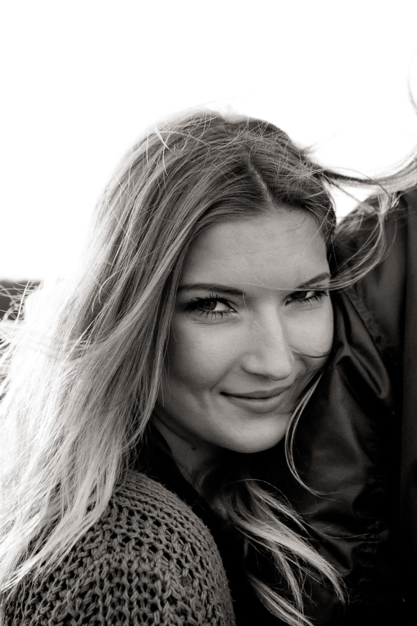 Verlobungsbilder-Hochzeitsfotograf Berlin-Paarshooting am See-Berliner Hipster Liebe-Strickjecke-Bart und Hut-Nasenring