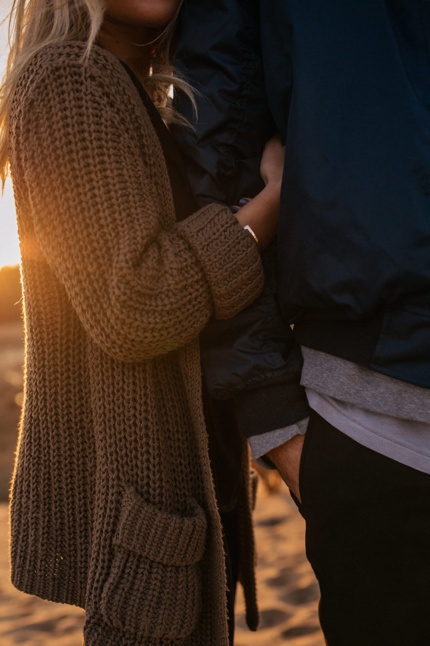 Verlobungsbilder-Hochzeitsfotograf Berlin-Paarshooting am See-Berliner Hipster Liebe-Strickjecke-Bart und Hut-Nasenring