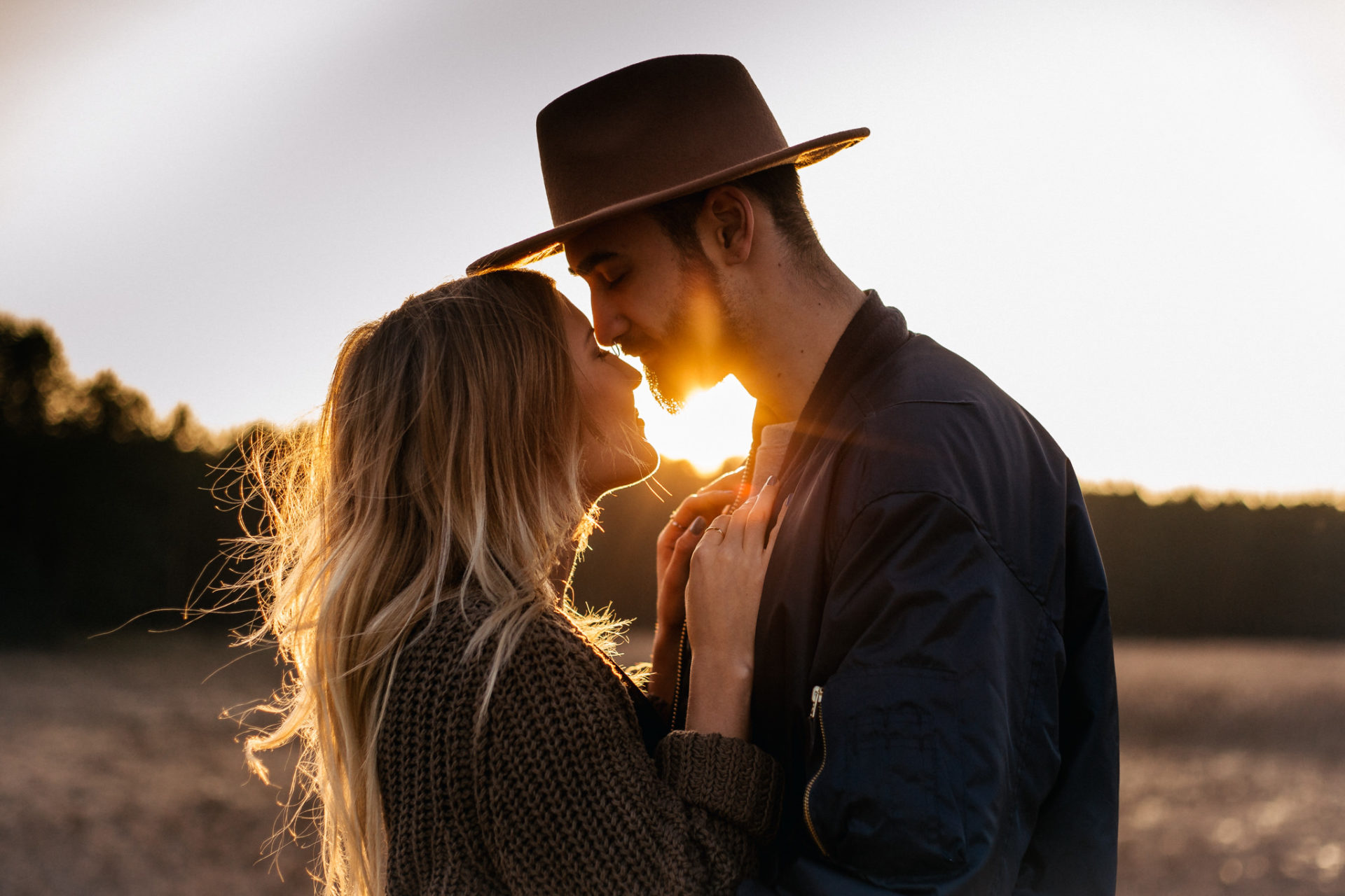 Verlobungsbilder-Hochzeitsfotograf Berlin-Paarshooting am See-Berliner Hipster Liebe-Strickjecke-Bart und Hut-Nasenring