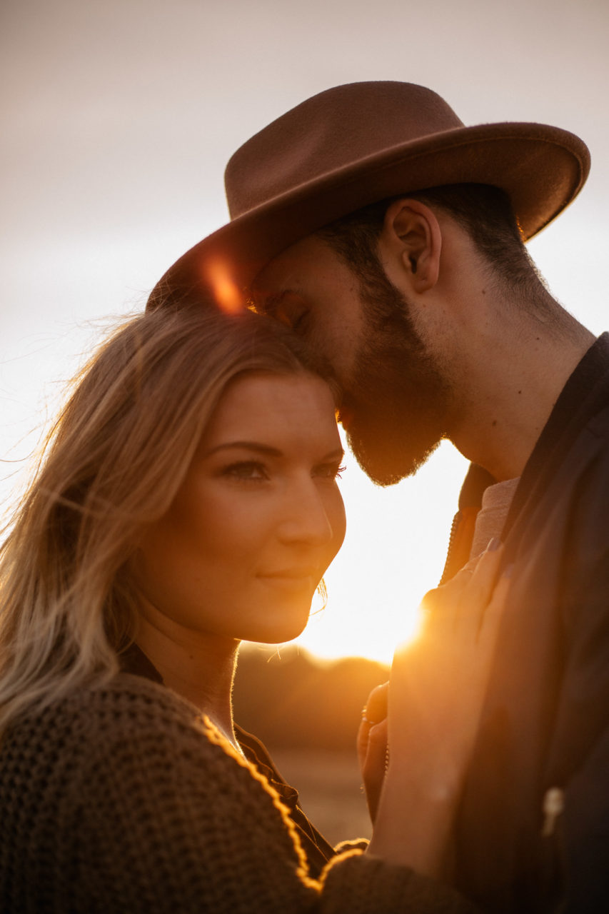Verlobungsbilder-Hochzeitsfotograf Berlin-Paarshooting am See-Berliner Hipster Liebe-Strickjecke-Bart und Hut-Nasenring