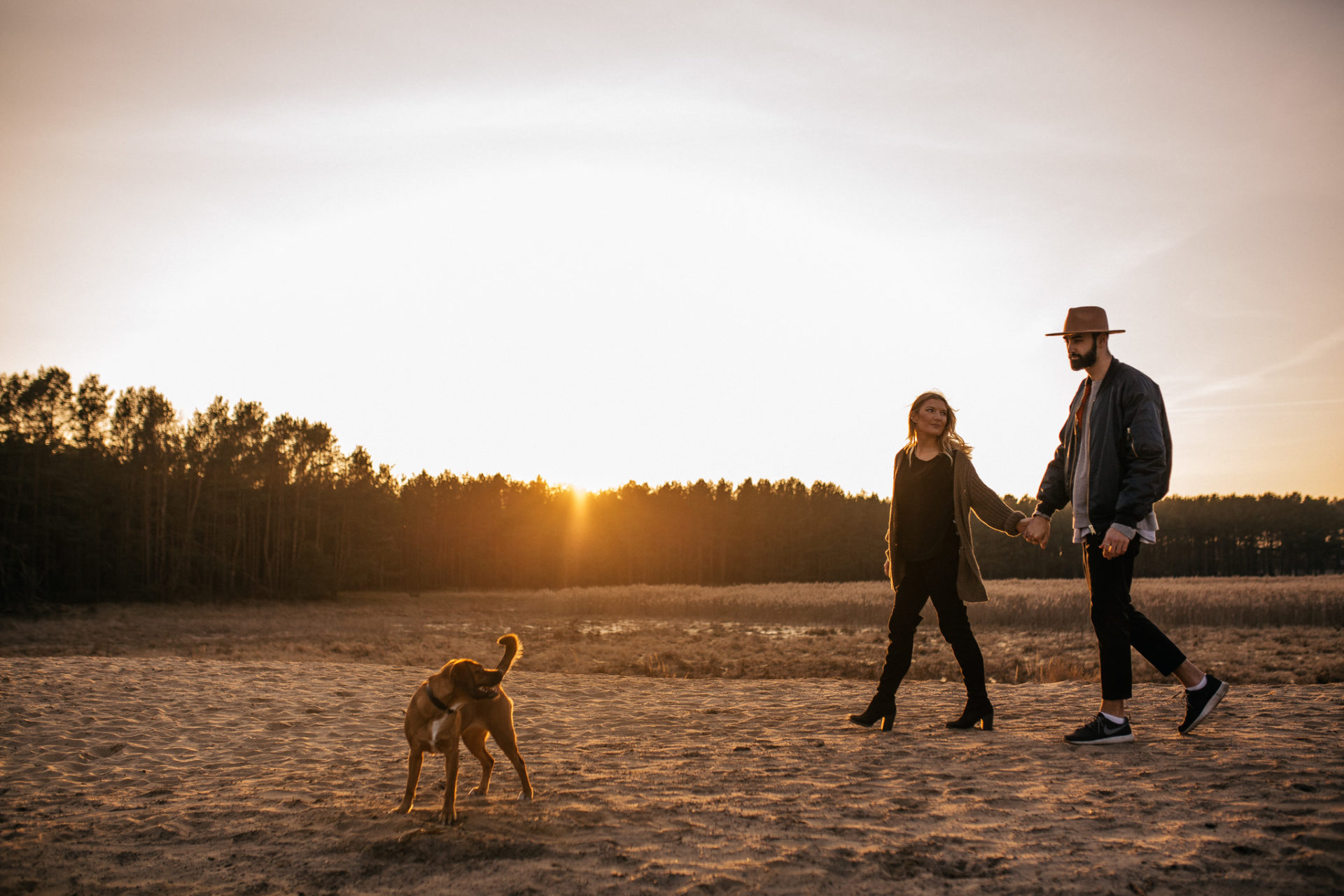 Verlobungsbilder-Hochzeitsfotograf Berlin-Paarshooting am See-Berliner Hipster Liebe-Strickjecke-Bart und Hut-Nasenring