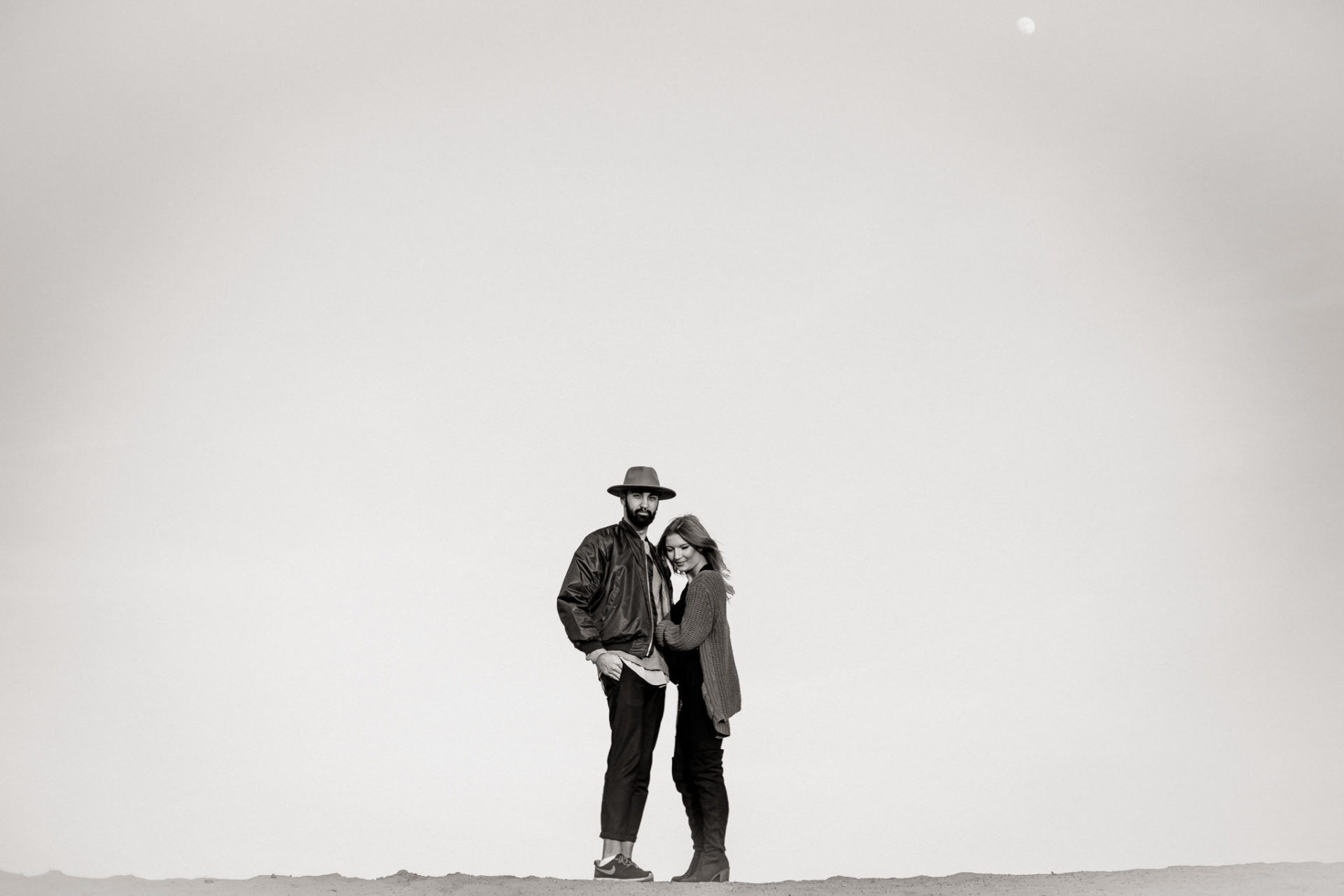 Verlobungsbilder-Hochzeitsfotograf Berlin-Paarshooting am See-Berliner Hipster Liebe-Strickjecke-Bart und Hut-Nasenring