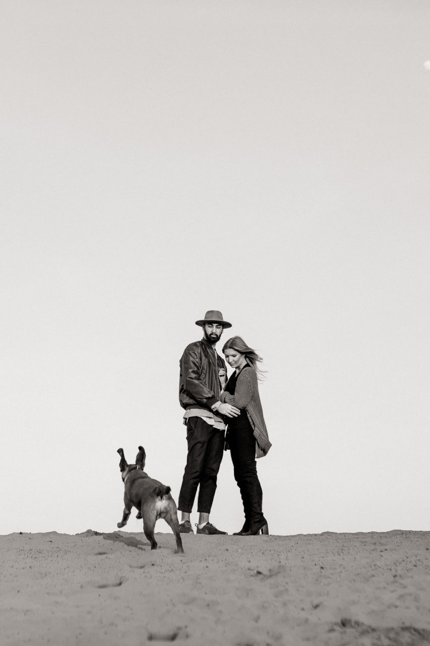 Verlobungsbilder-Hochzeitsfotograf Berlin-Paarshooting am See-Berliner Hipster Liebe-Strickjecke-ungestellte Portraits-natürliche Hochzeitsbilder-Elopement Norddeutschland