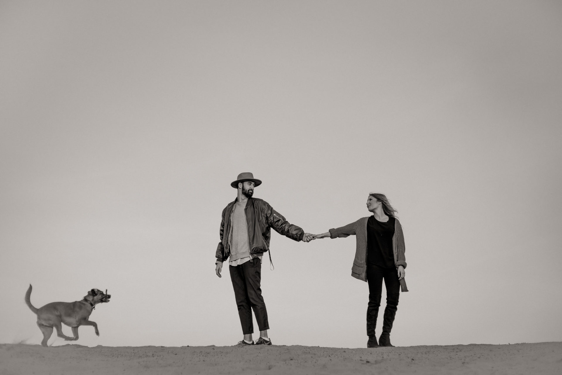 Verlobungsbilder-Hochzeitsfotograf Berlin-Paarshooting am See-Berliner Hipster Liebe-Strickjecke-Bart und Hut-Nasenring