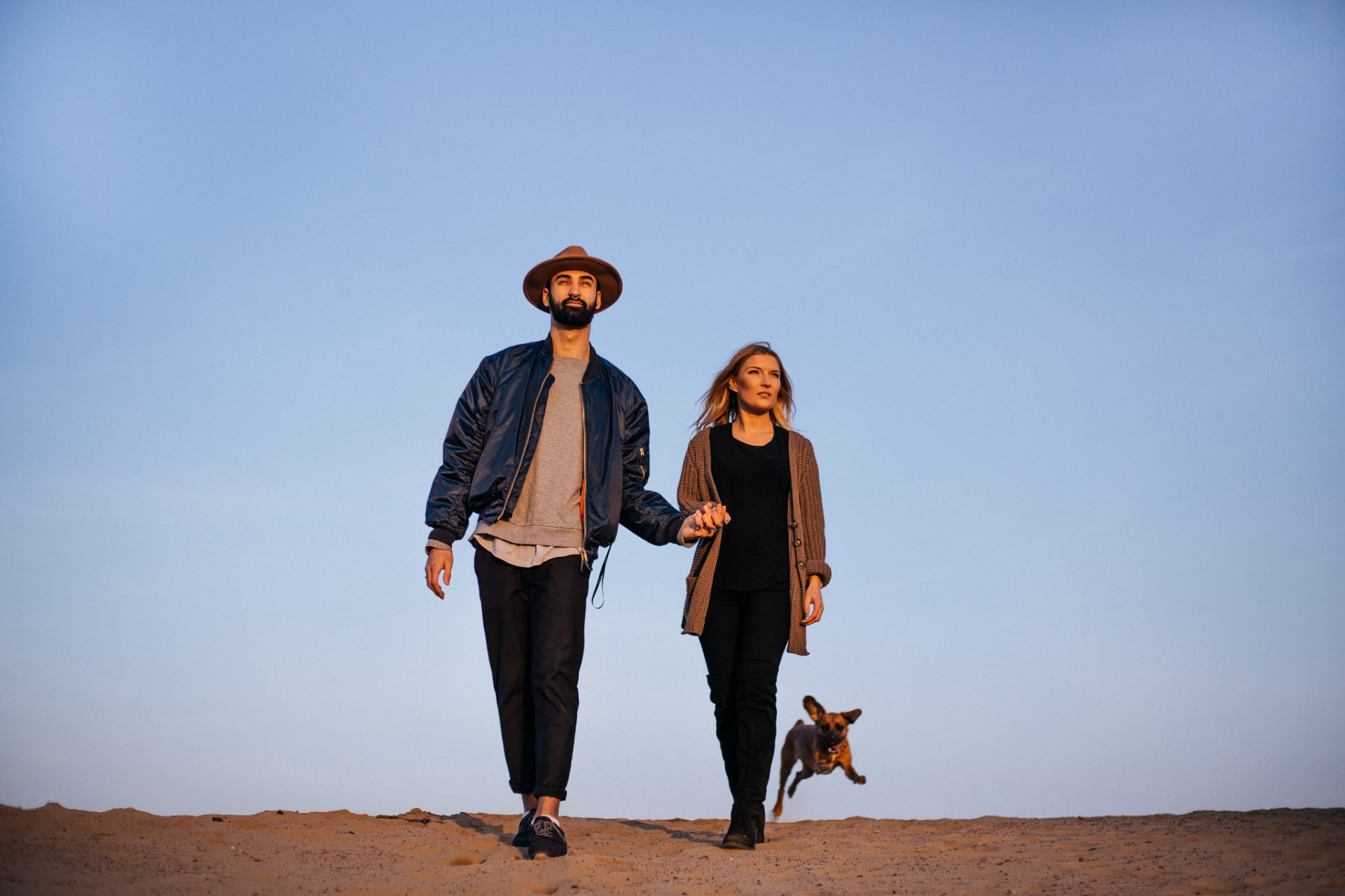 Verlobungsbilder-Hochzeitsfotograf Berlin-Paarshooting am See-Berliner Hipster Liebe-Strickjecke-Bart und Hut-Nasenring