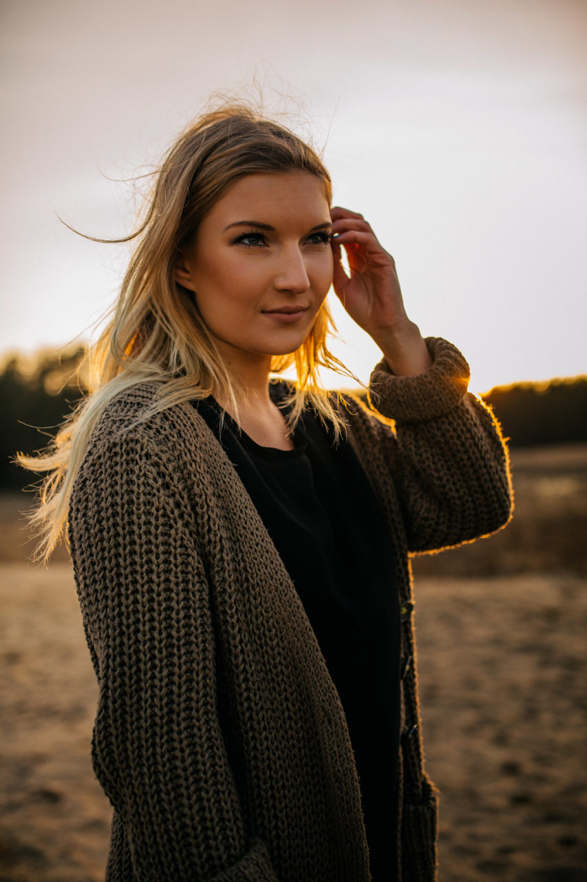 Verlobungsbilder-Hochzeitsfotograf Berlin-Paarshooting am See-Berliner Hipster Liebe-Strickjecke-Frauen Portrait-laurralucie