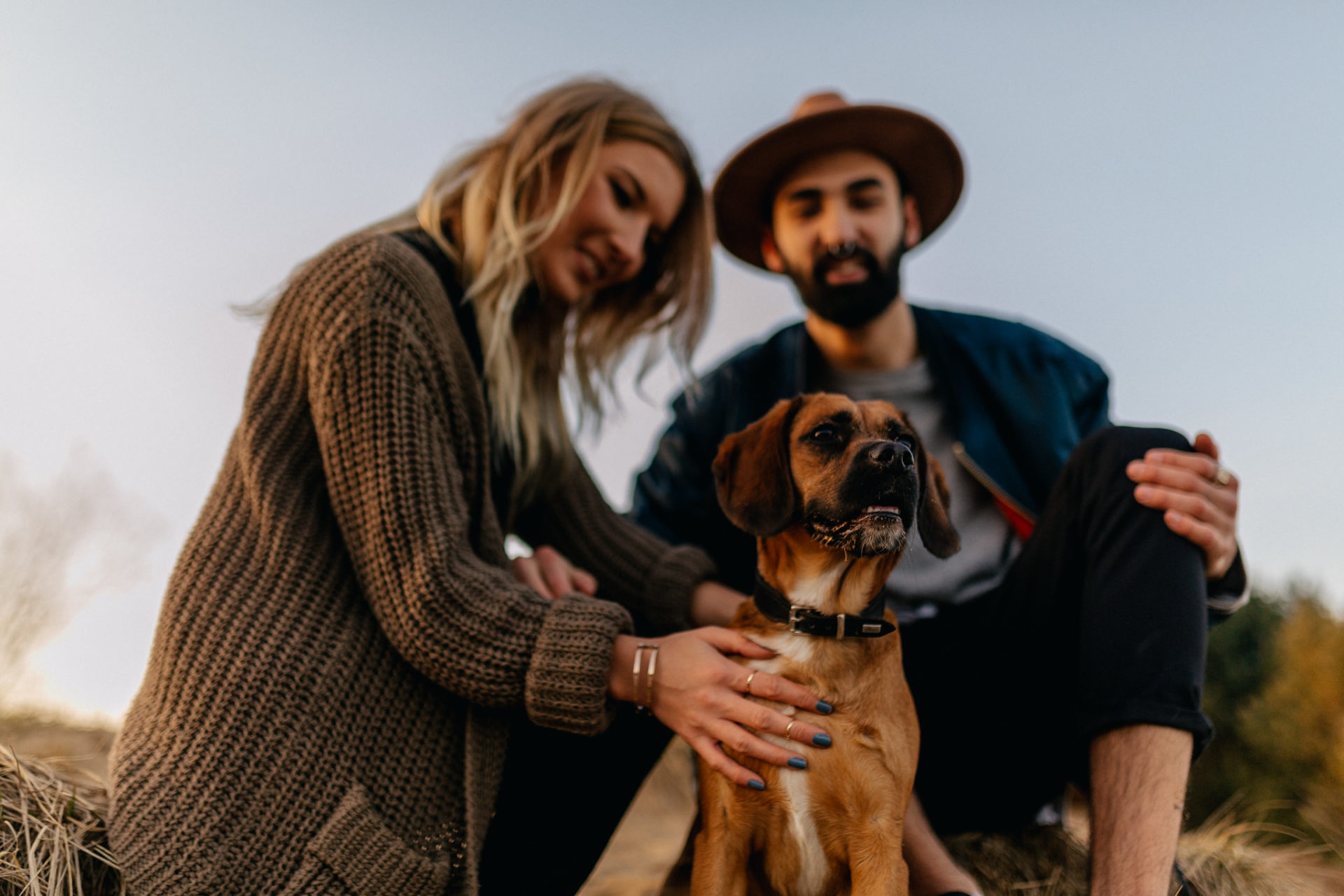 Verlobungsbilder-Hochzeitsfotograf Berlin-Paarshooting am See-Berliner Hipster Liebe-Hundefamilie-Dackel Mischling-Cookie Dog