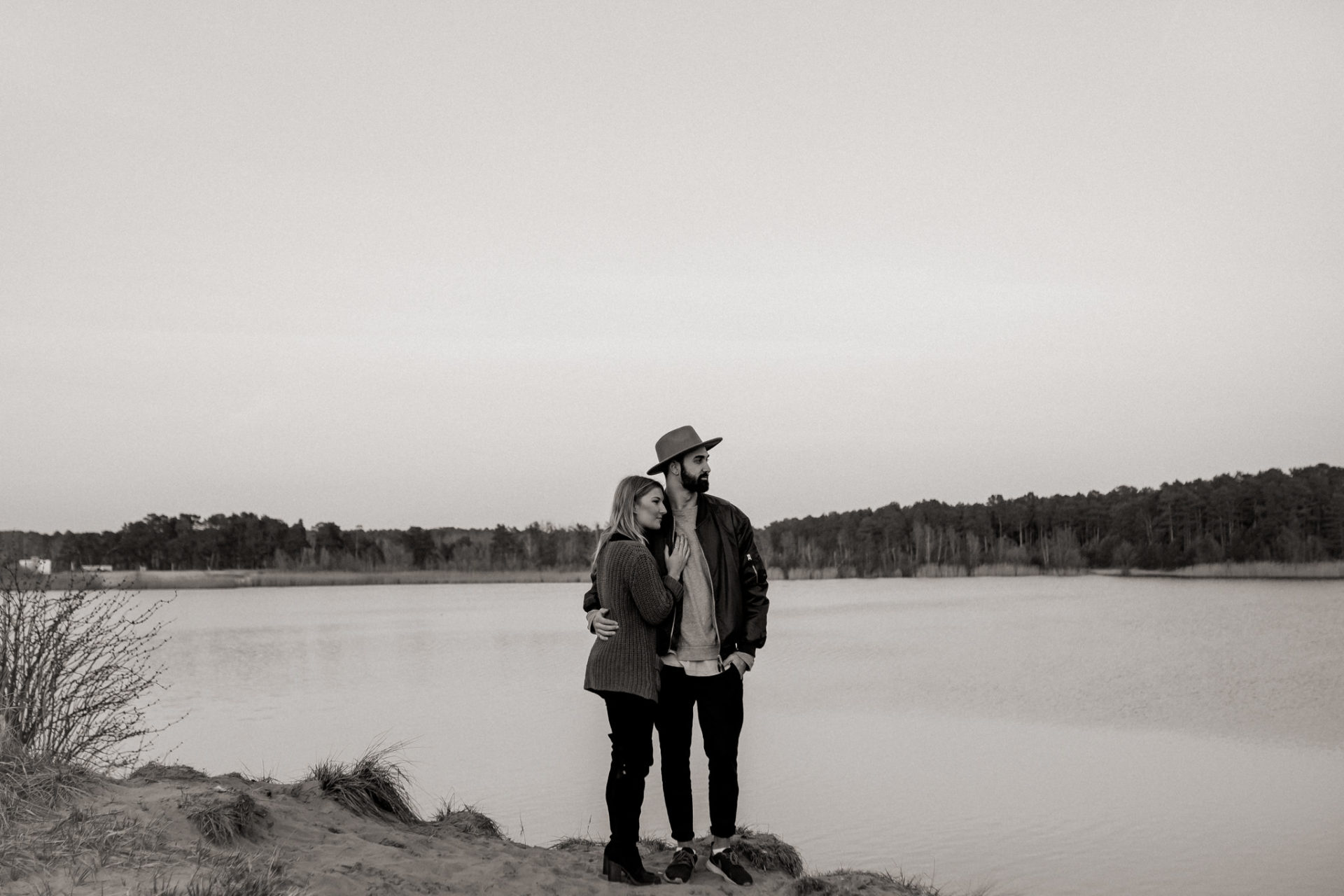 Verlobungsbilder-Hochzeitsfotograf Berlin-Paarshooting am See-Berliner Hipster Liebe-Strickjecke-Bart und Hut-Nasenring