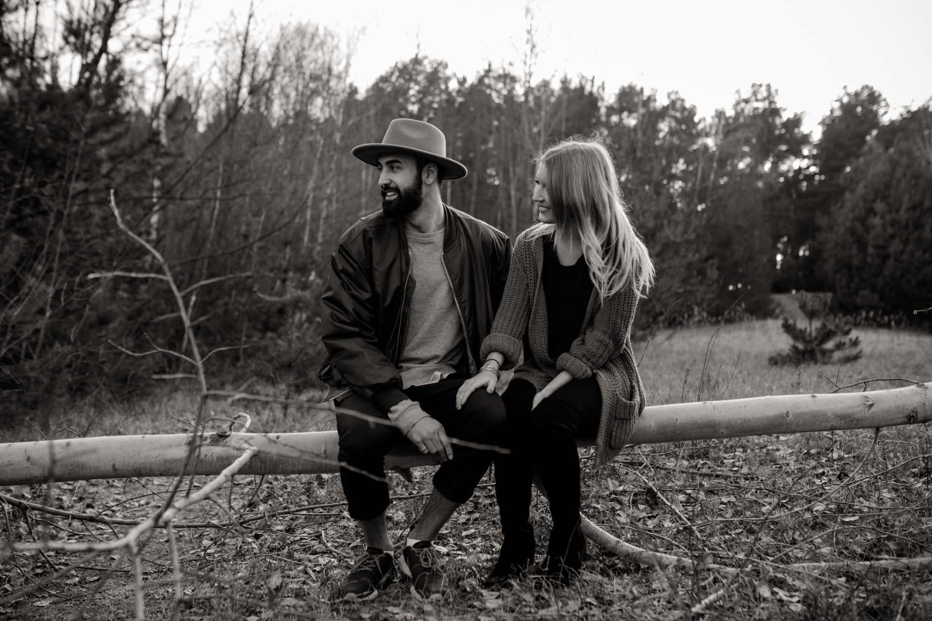 Verlobungsbilder-Hochzeitsfotograf Berlin-Paarshooting am See-Berliner Hipster Liebe-Strickjecke-ungestellte Portraits-natürliche Hochzeitsbilder-Elopement Norddeutschland