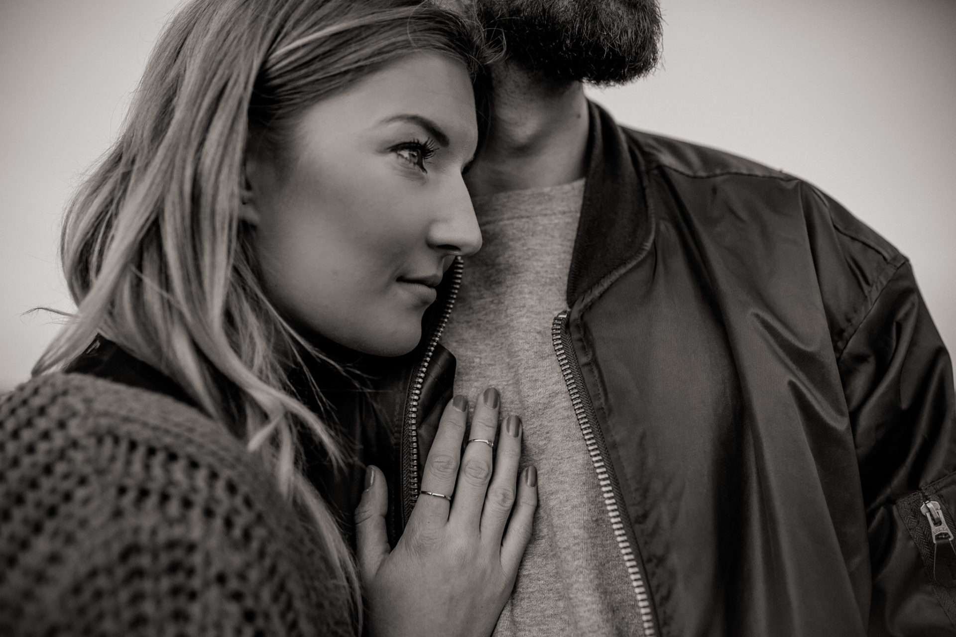 Verlobungsbilder-Hochzeitsfotograf Berlin-Paarshooting am See-Berliner Hipster Liebe-Strickjecke-Bart und Hut-