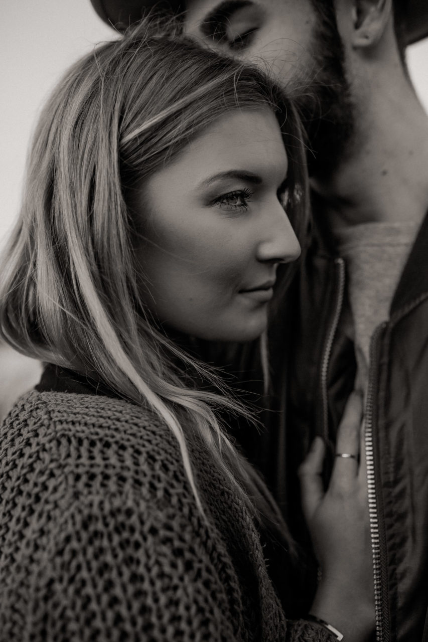 Verlobungsbilder-Hochzeitsfotograf Berlin-Paarshooting am See-Strickjacke-Zalando Style Team-Laurralucie-Schwarzweiß Portrait
