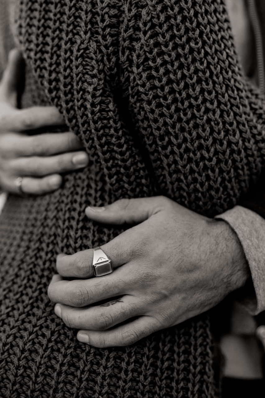 Strickjacke-Paarshooting Details-Verlobungsfotos Berlin-Mann Ring-Strick Kardigan