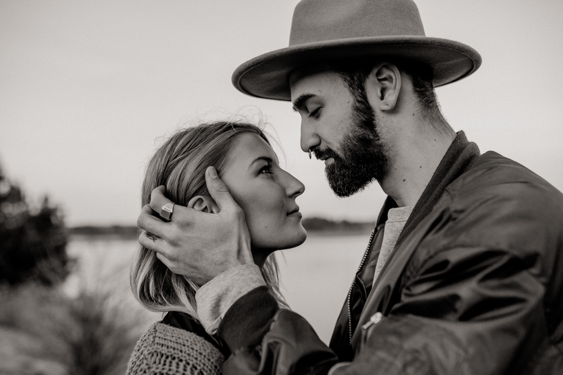 Verlobungsbilder-Hochzeitsfotograf Berlin-Paarshooting am See-Berliner Hipster Liebe-Strickjecke-Bart und Hut-Nasenring