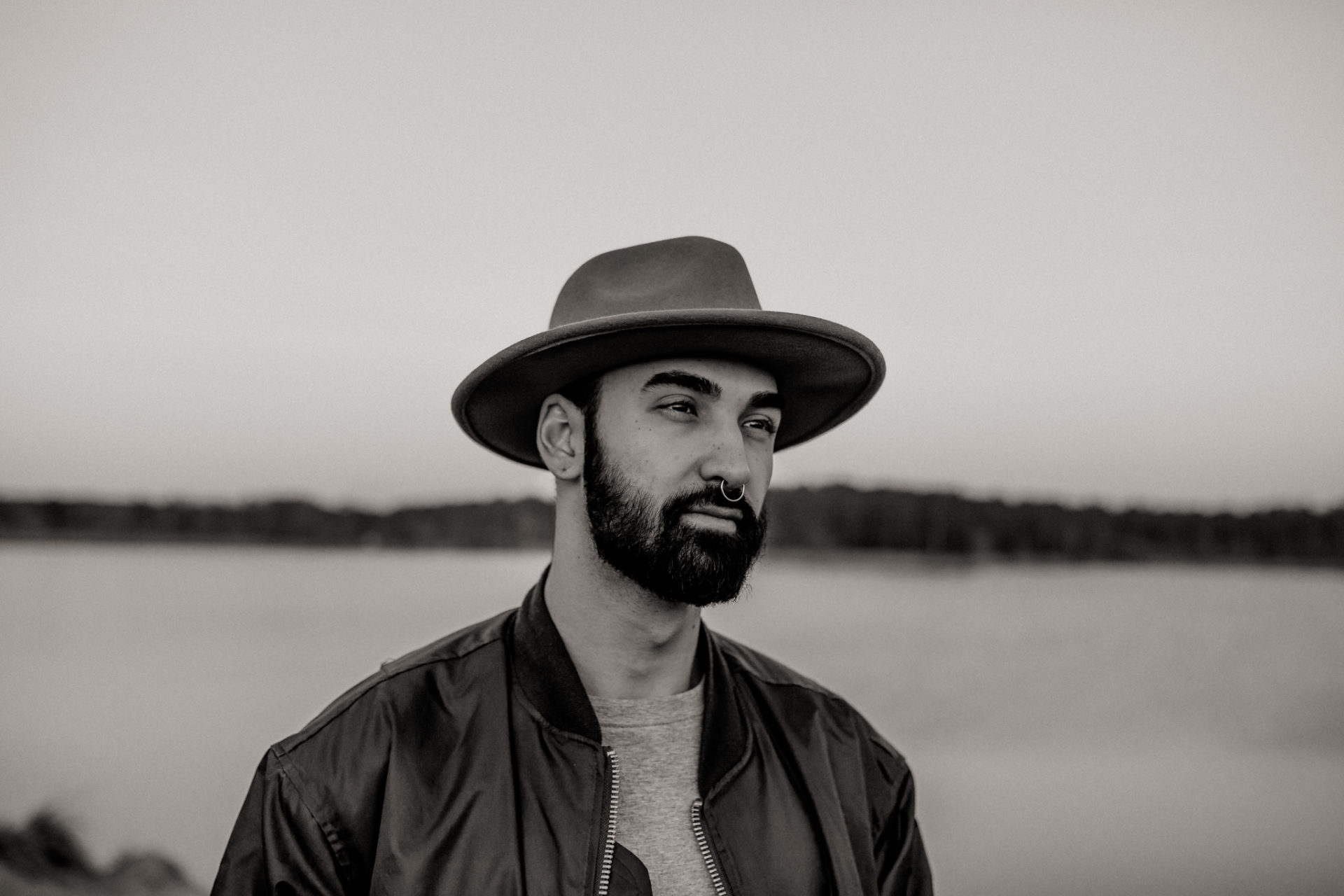 Verlobungsbilder-Hochzeitsfotograf Berlin-Paarshooting am See-Berliner Hipster Liebe-Strickjecke-Bart und Hut-Nasenring