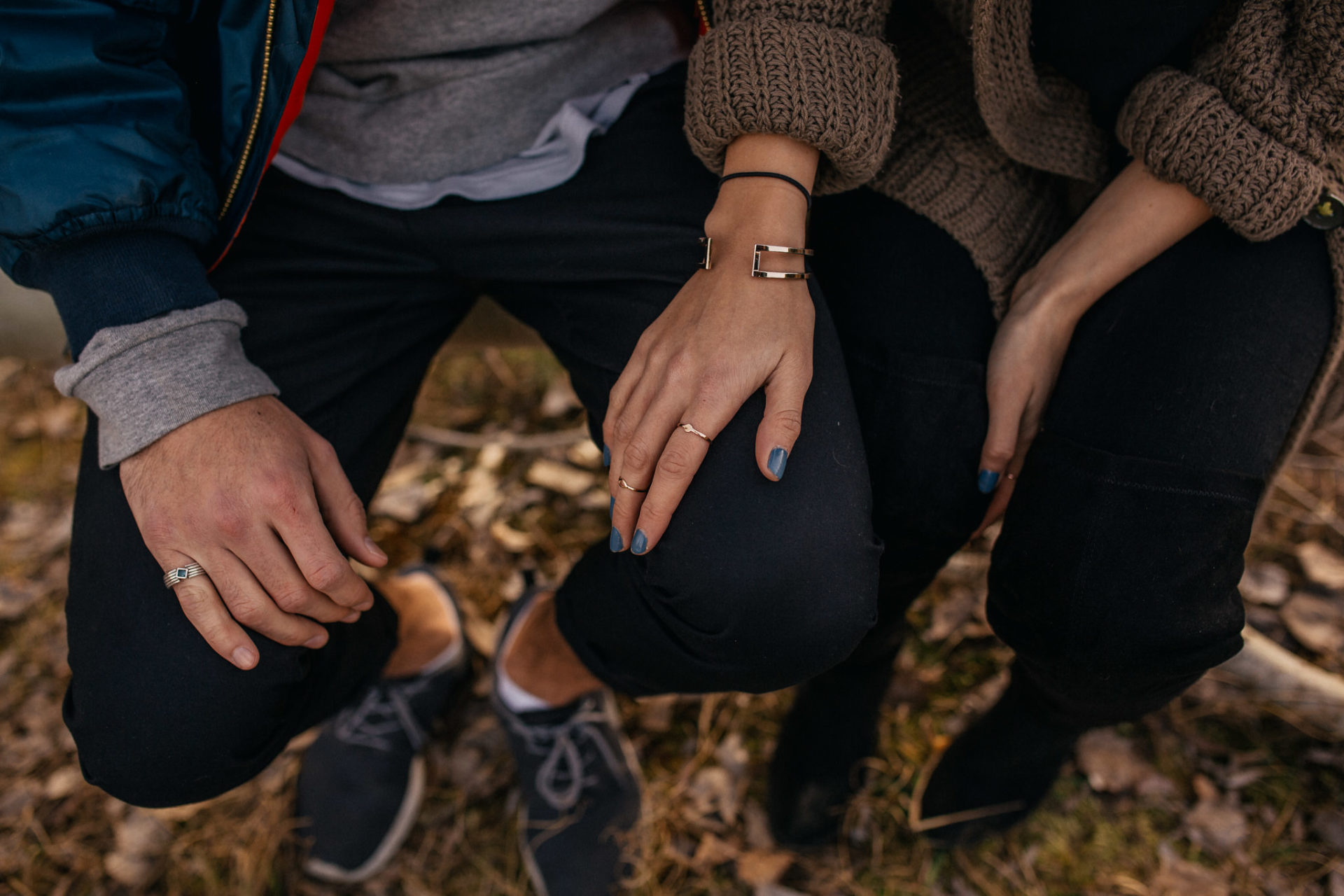 Verlobungsbilder-Hochzeitsfotograf Berlin-Paarshooting am See-Berliner Hipster Liebe-Strickjecke-ungestellte Portraits-natürliche Hochzeitsbilder-Elopement Norddeutschland