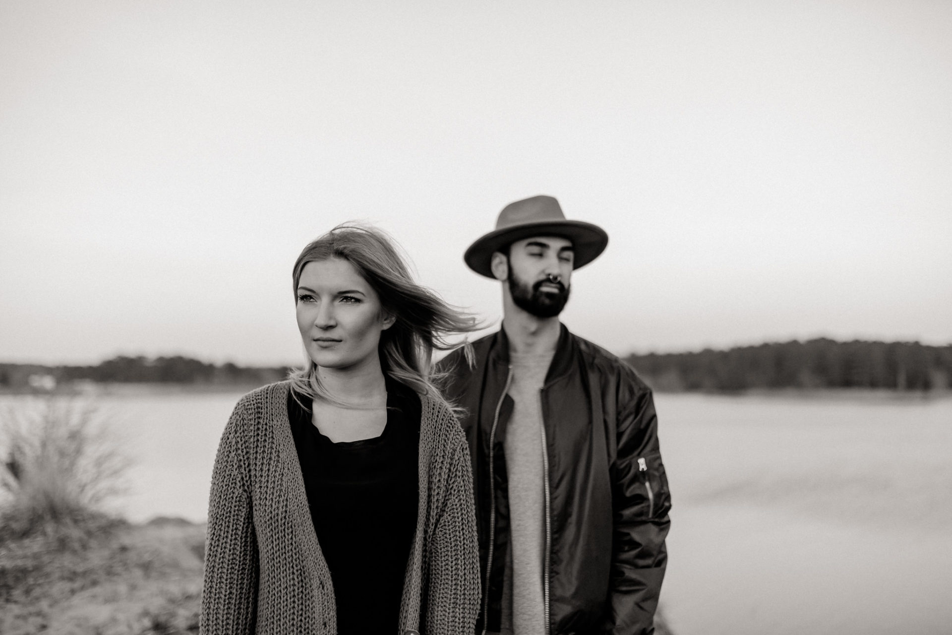Verlobungsbilder-Hochzeitsfotograf Berlin-Paarshooting am See-Berliner Hipster Liebe-Strickjecke-Bart und Hut-Nasenring