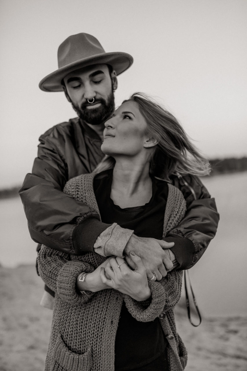 Verlobungsbilder-Hochzeitsfotograf Berlin-Paarshooting am See-Berliner Hipster Liebe-Strickjecke-Bart und Hut-Nasenring