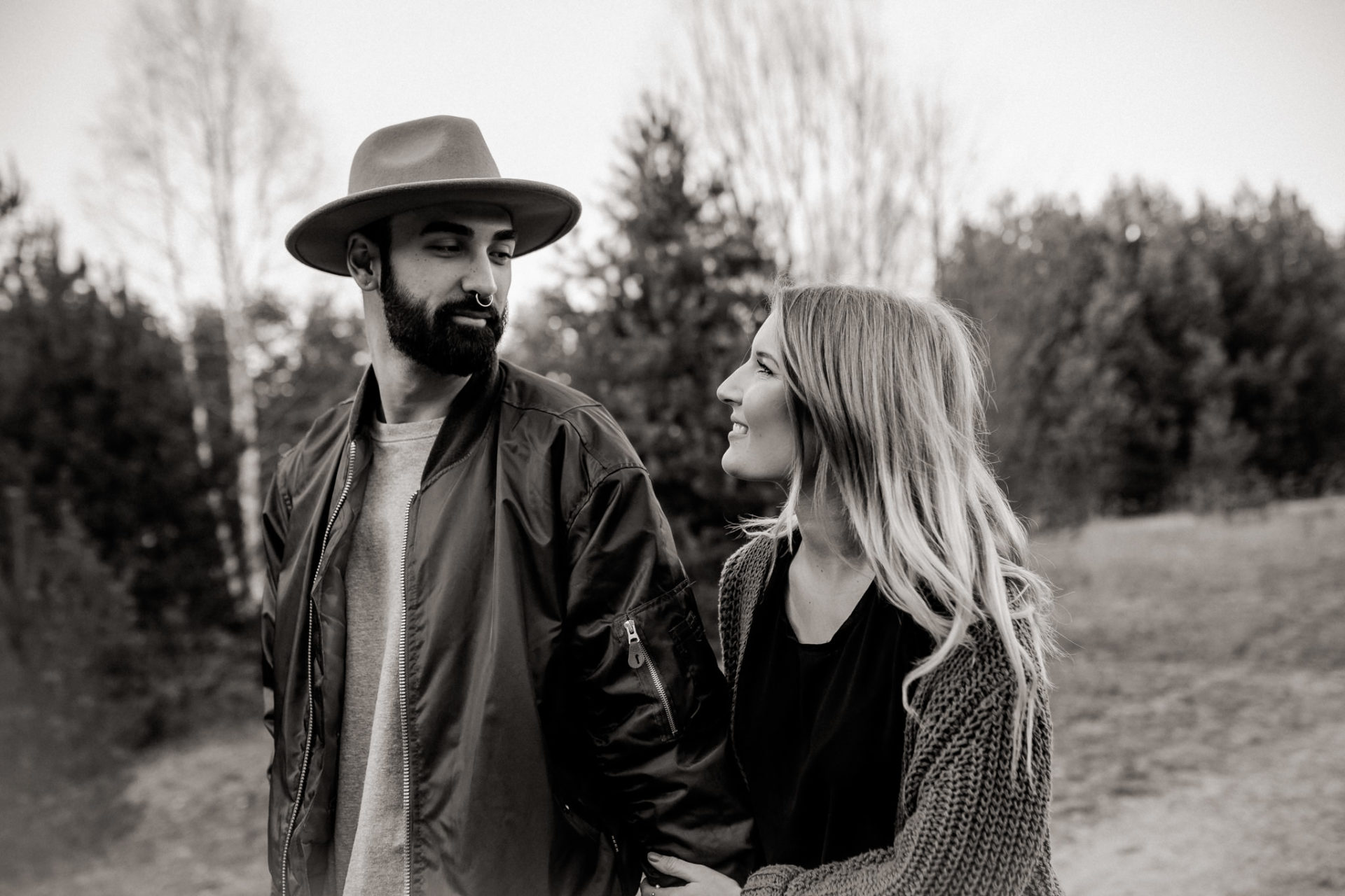 Verlobungsbilder-Hochzeitsfotograf Berlin-Paarshooting am See-Berliner Hipster Liebe-Strickjecke-ungestellte Portraits-natürliche Hochzeitsbilder-Elopement Norddeutschland