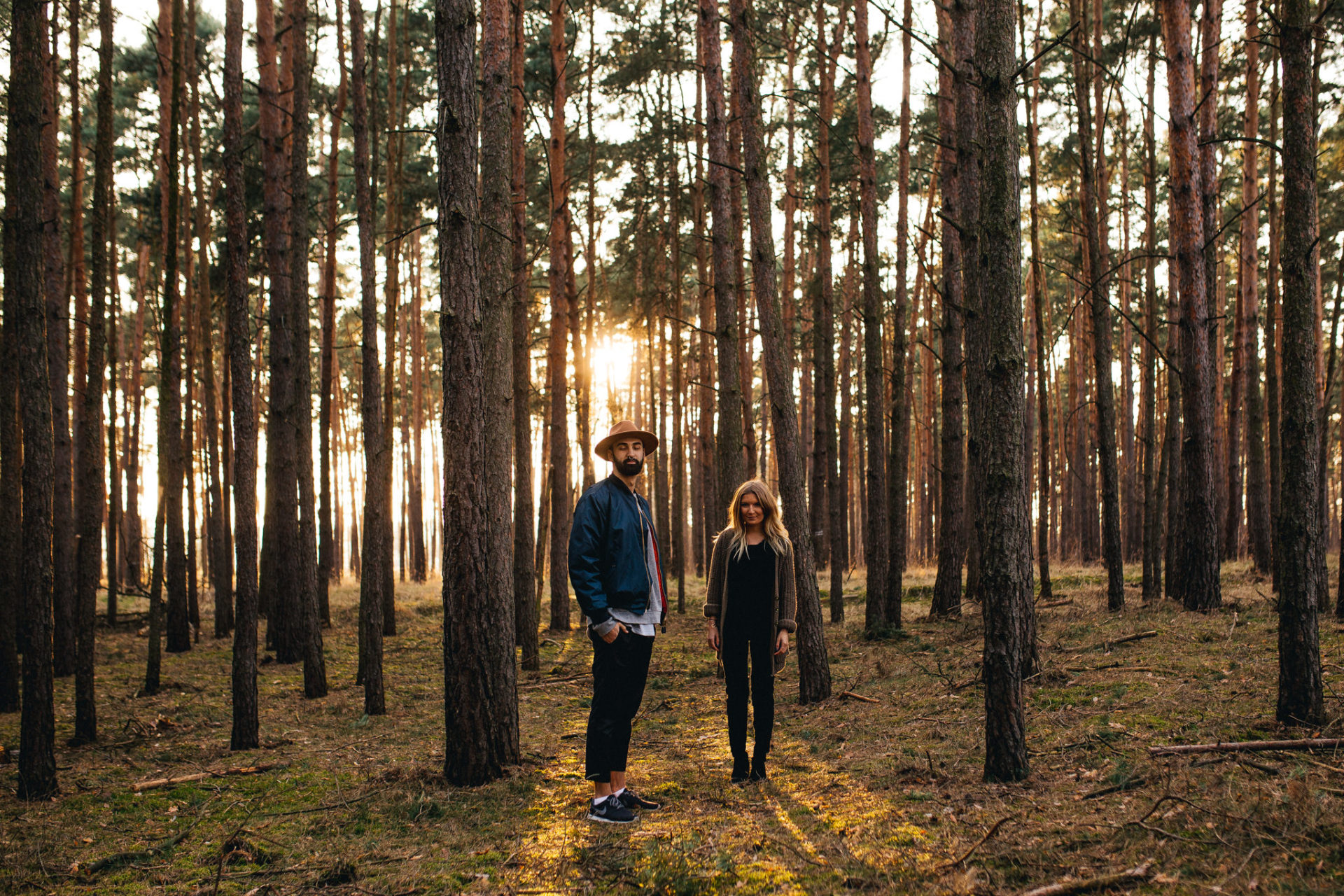 Verlobungsbilder-Hochzeitsfotograf Berlin-Paarshooting am See-Berliner Hipster Liebe-Strickjecke-Lenseflare Gegenlicht-Kuss-Intime portraits