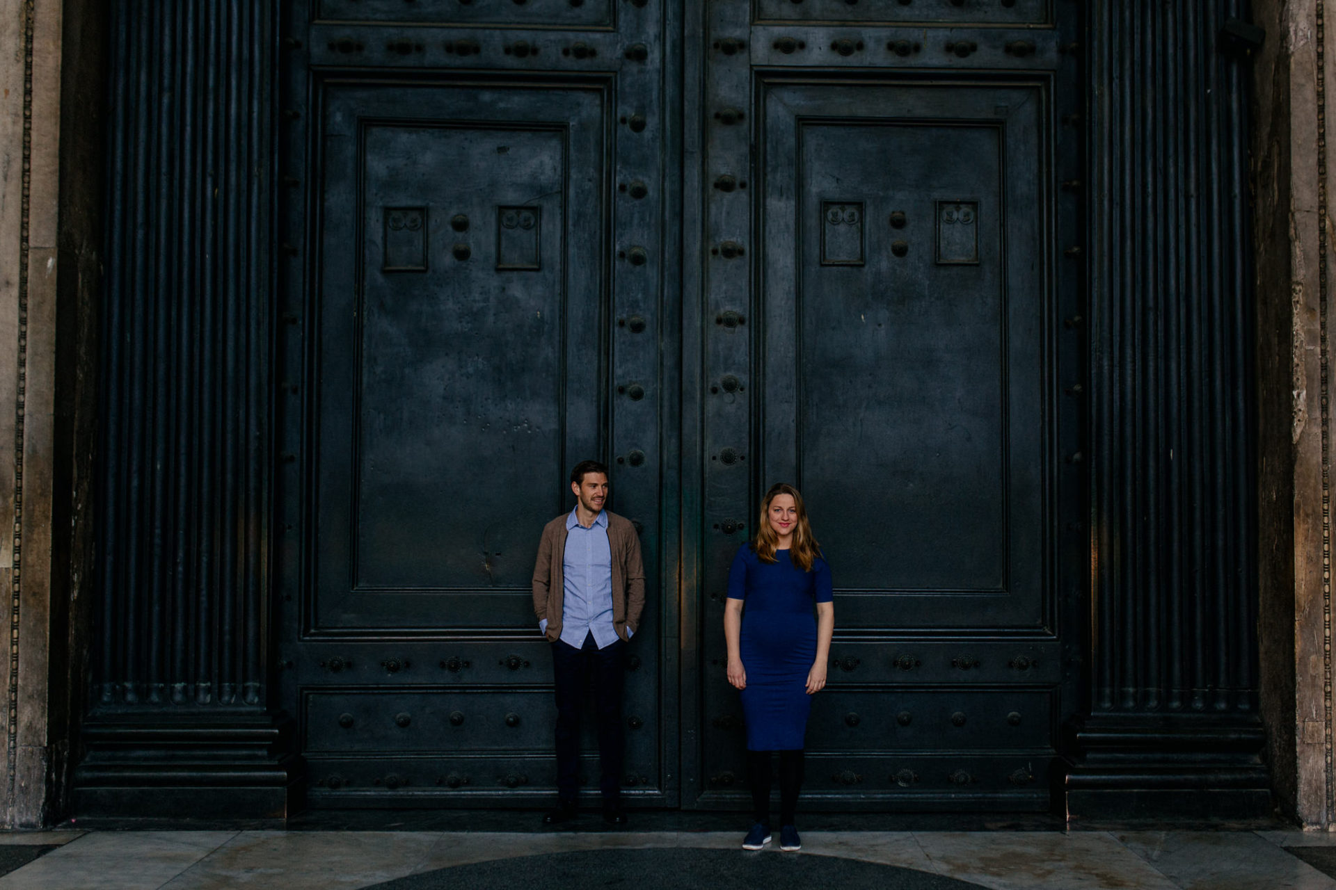 engagement shoot rome- couple photos-explore cities by foot-maternity photos-wedding photographer Vitaly-pantheon morning