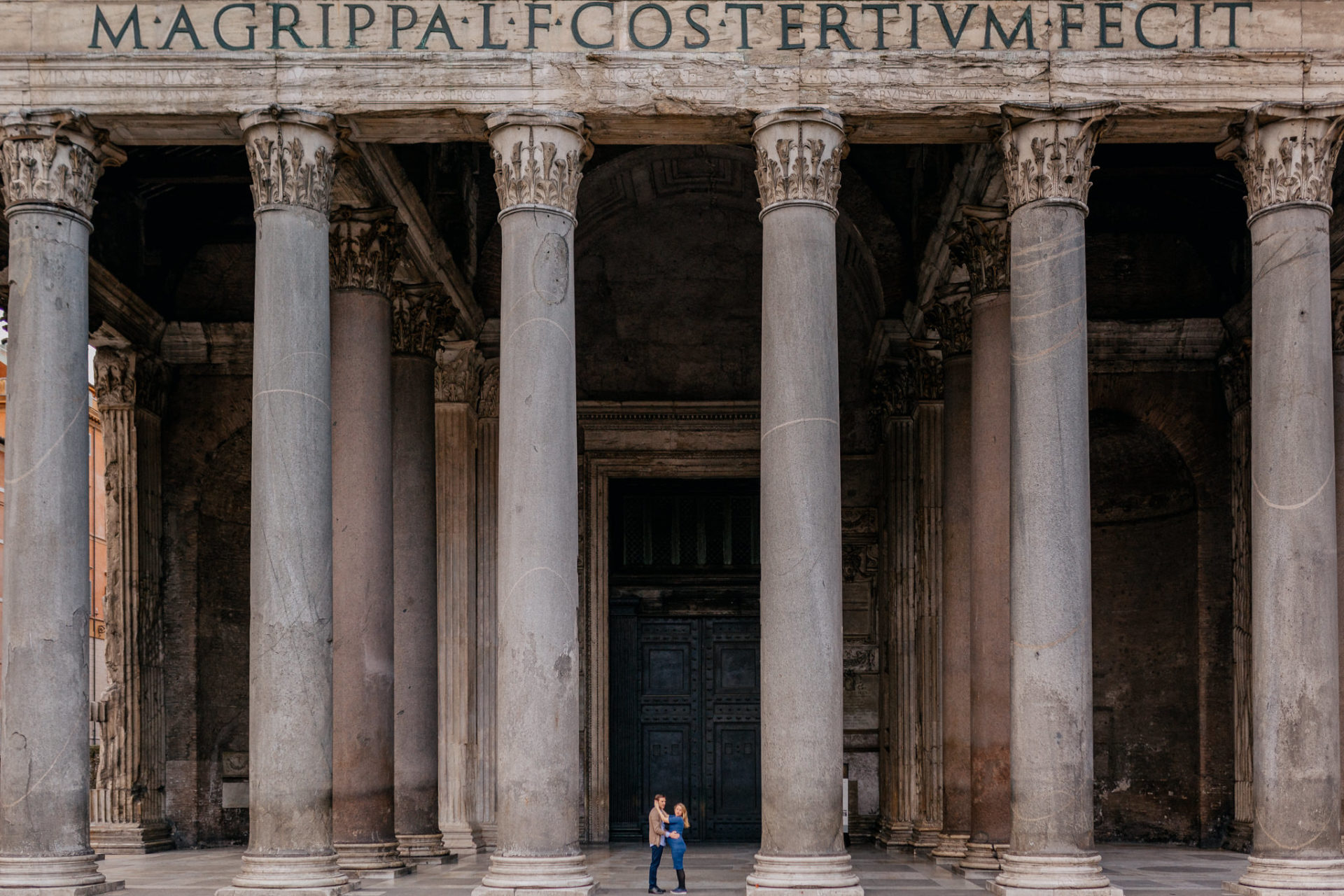 Hochzeitsfotograf Italien-Heiraten in Rom-Verlobungsfotos Städtetrip-Babybauchshooting Stuttgart-natürliche Portraits-Pantheon am Morgen leer